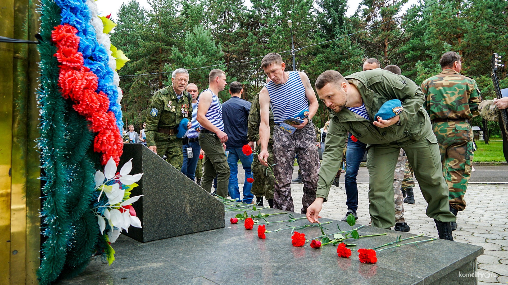Возложением цветов к «Чёрному тюльпану» отметили в Комсомольске День ВДВ