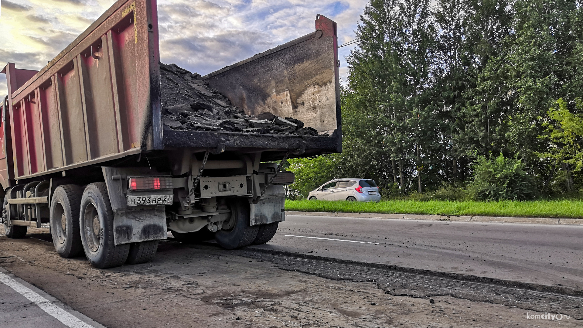 На Северном шоссе пришлось ломать свежеуложенный асфальт