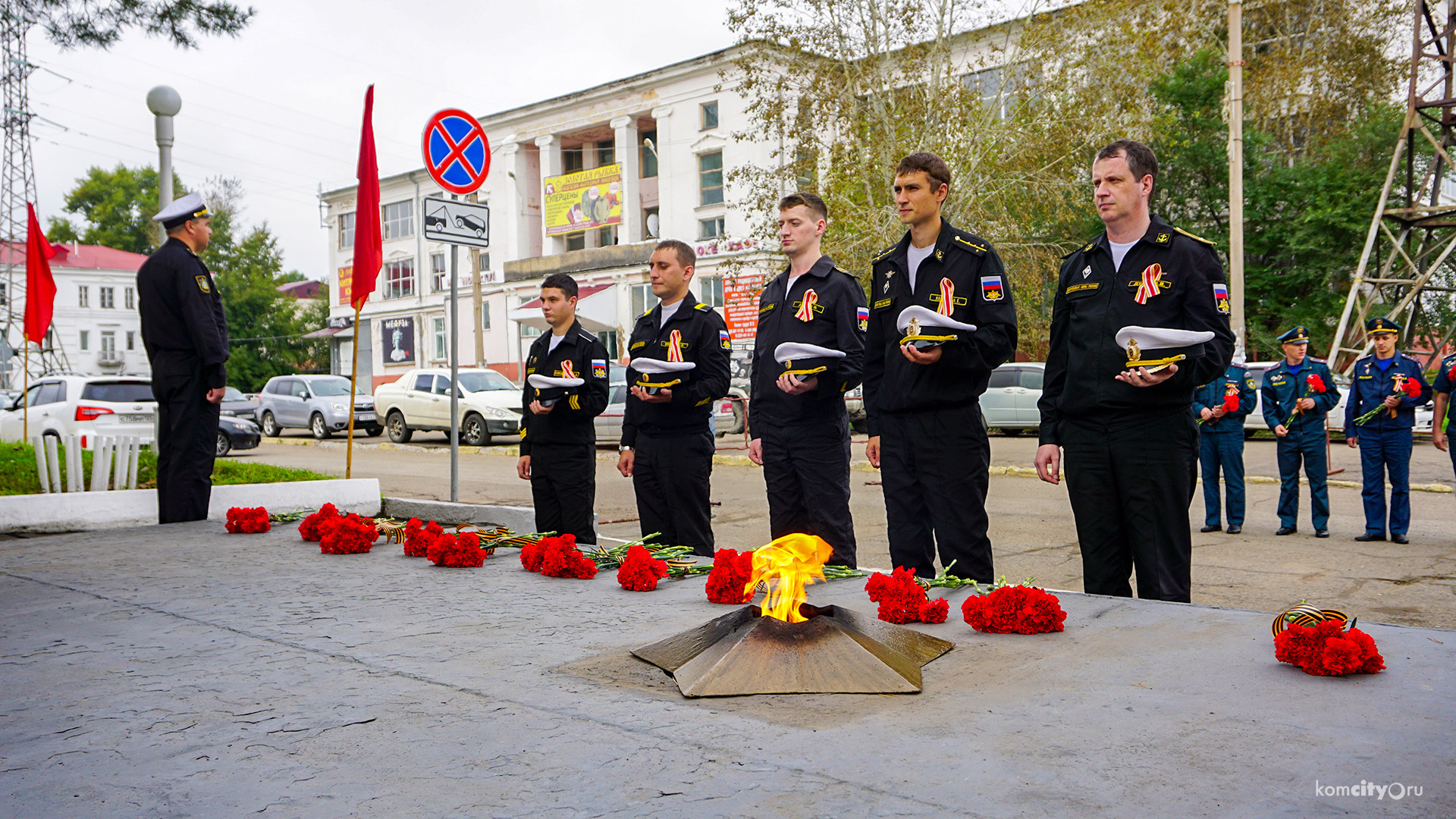 На площади Макарова военные моряки почтили память воинов, павших в Великой Отечественной войне