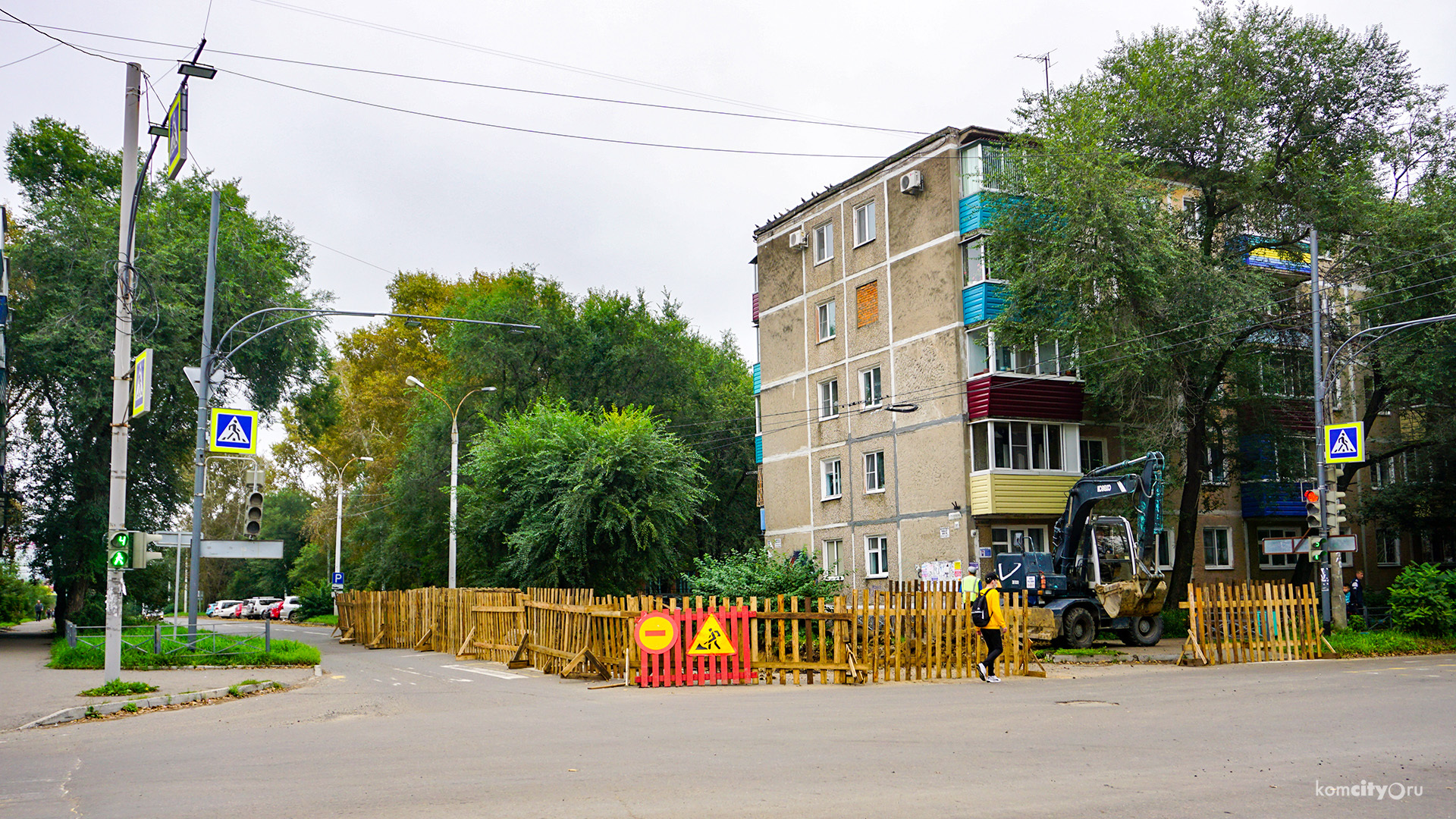 На Комсомольской — Октябрьском снова ремонтируют тепловую камеру, движение в сторону Мира перекрыто