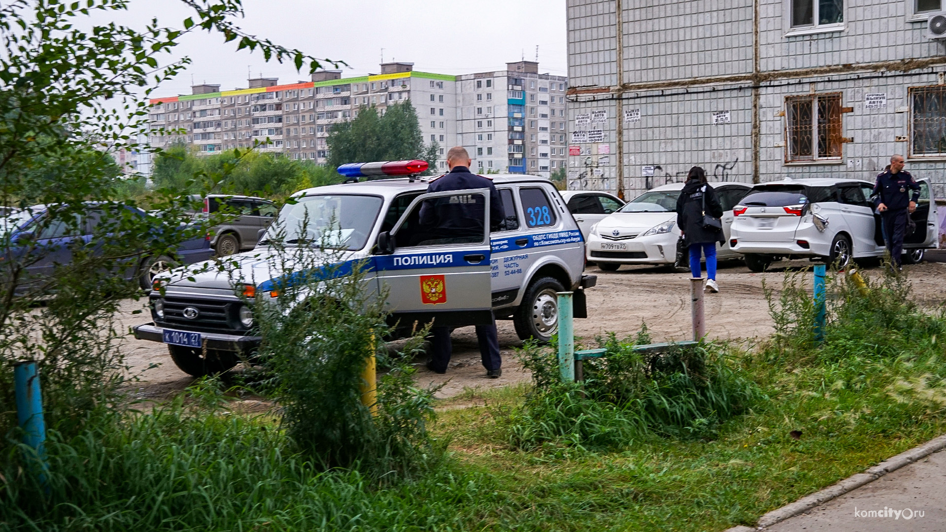 Ночью в Привокзальном районе неадекватный грузовик пробивался к дому через припаркованные машины