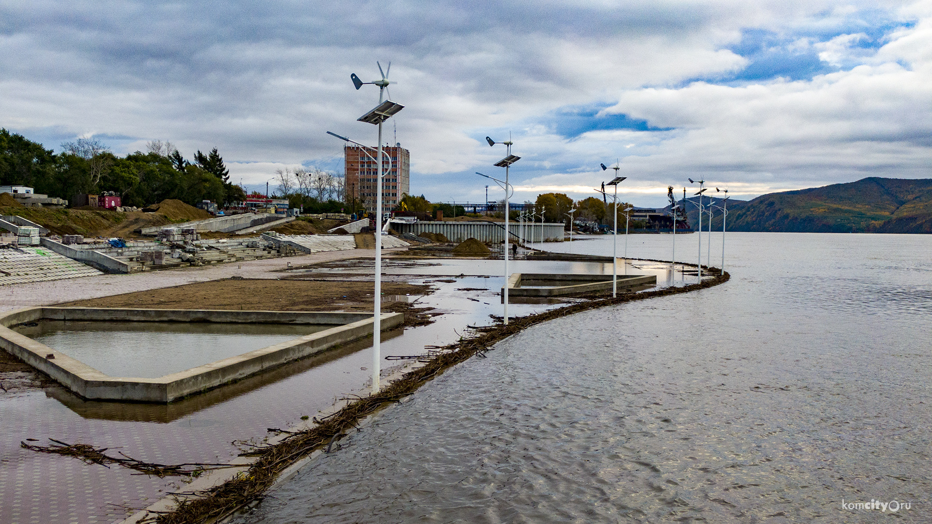 Амурская вода начала захлёстывать городскую Набережную