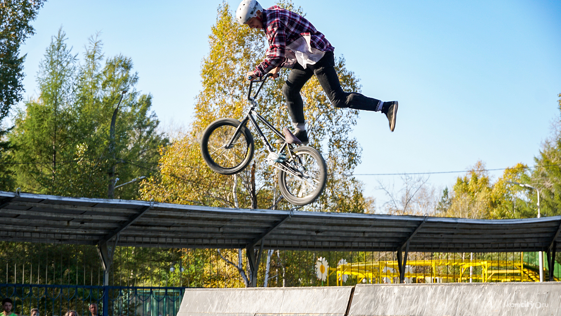 Экстремальные соревнования на BMX и самокатах состоялись в парке Гагарина