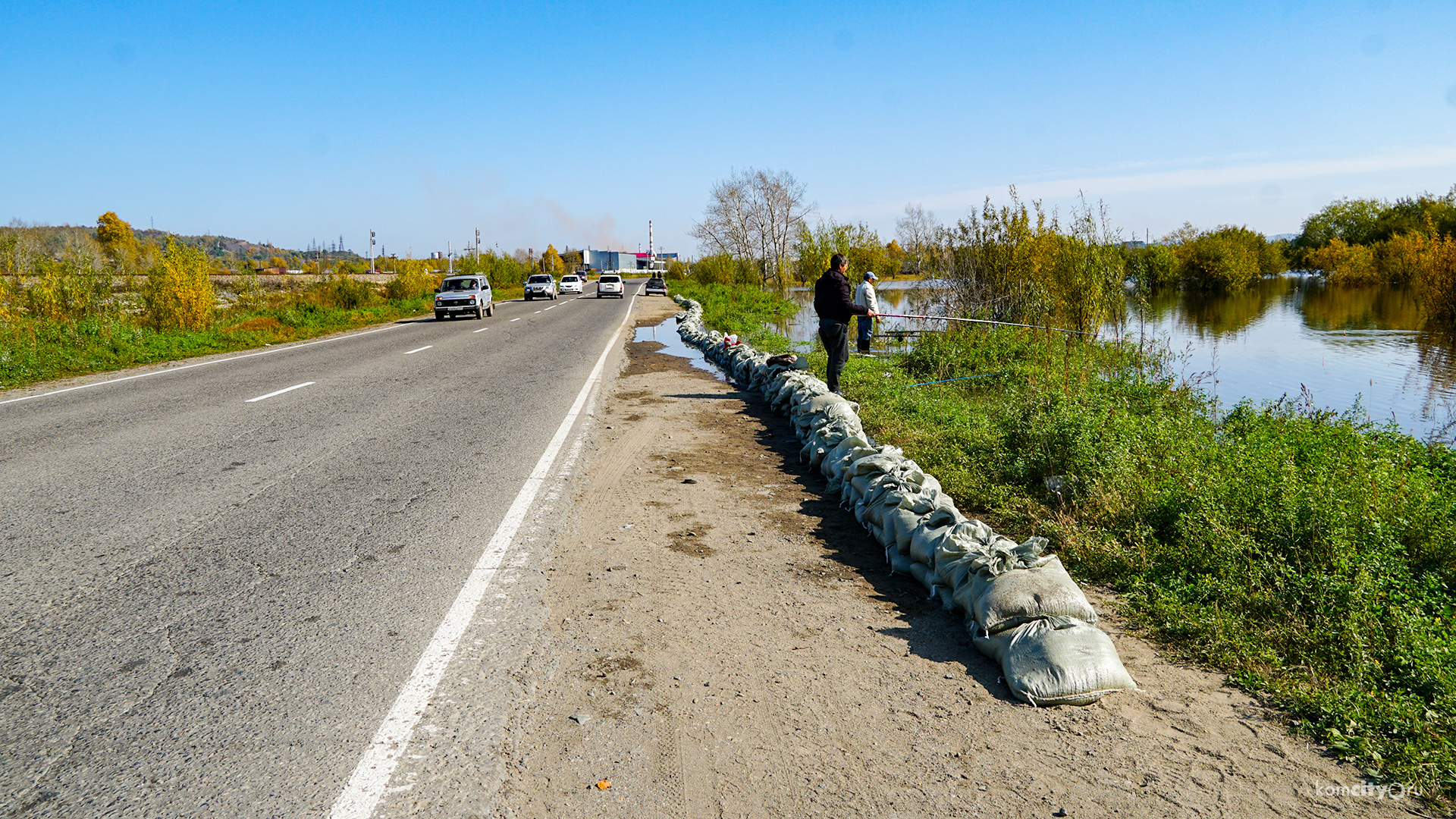 Вода уже вышла на обочину Хумминского шоссе