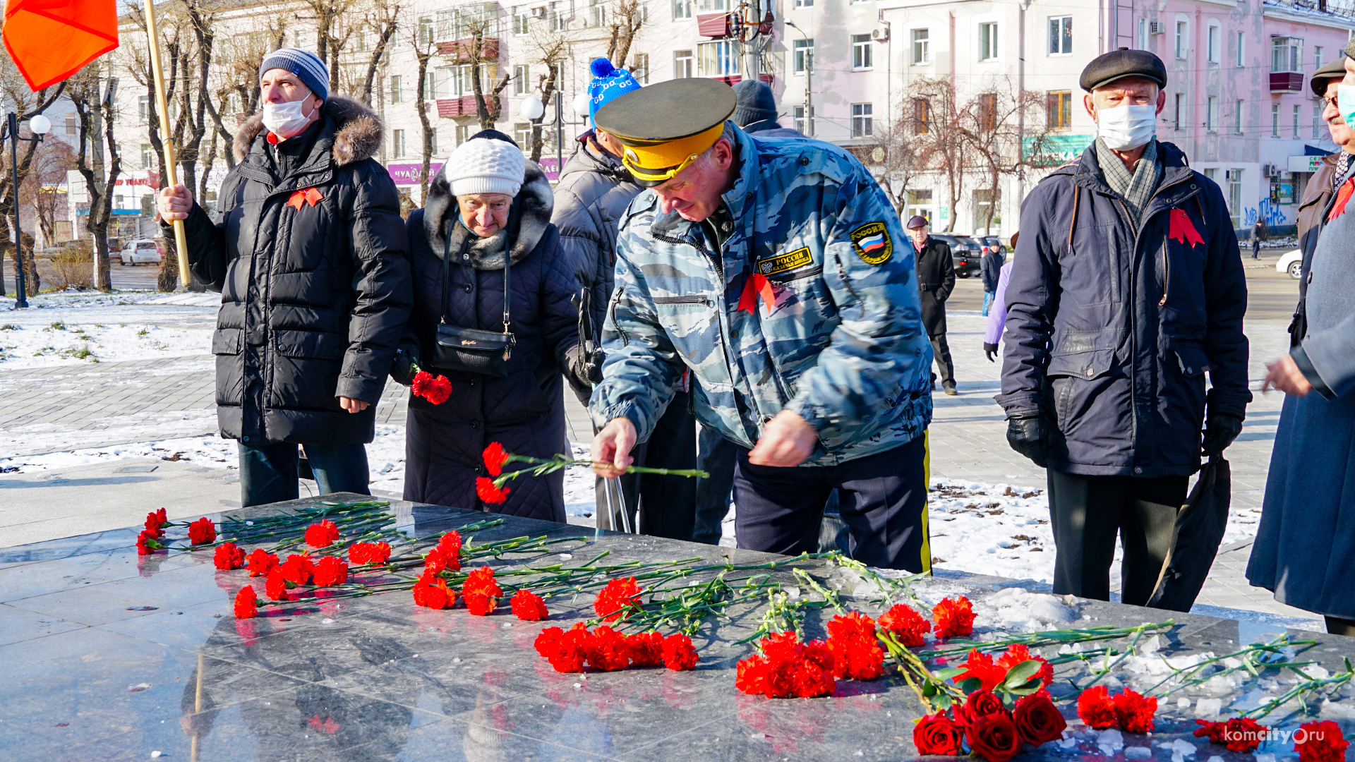 В годовщину Великой октябрьской революции комсомольчане возложили цветы к пямятнику Ленина