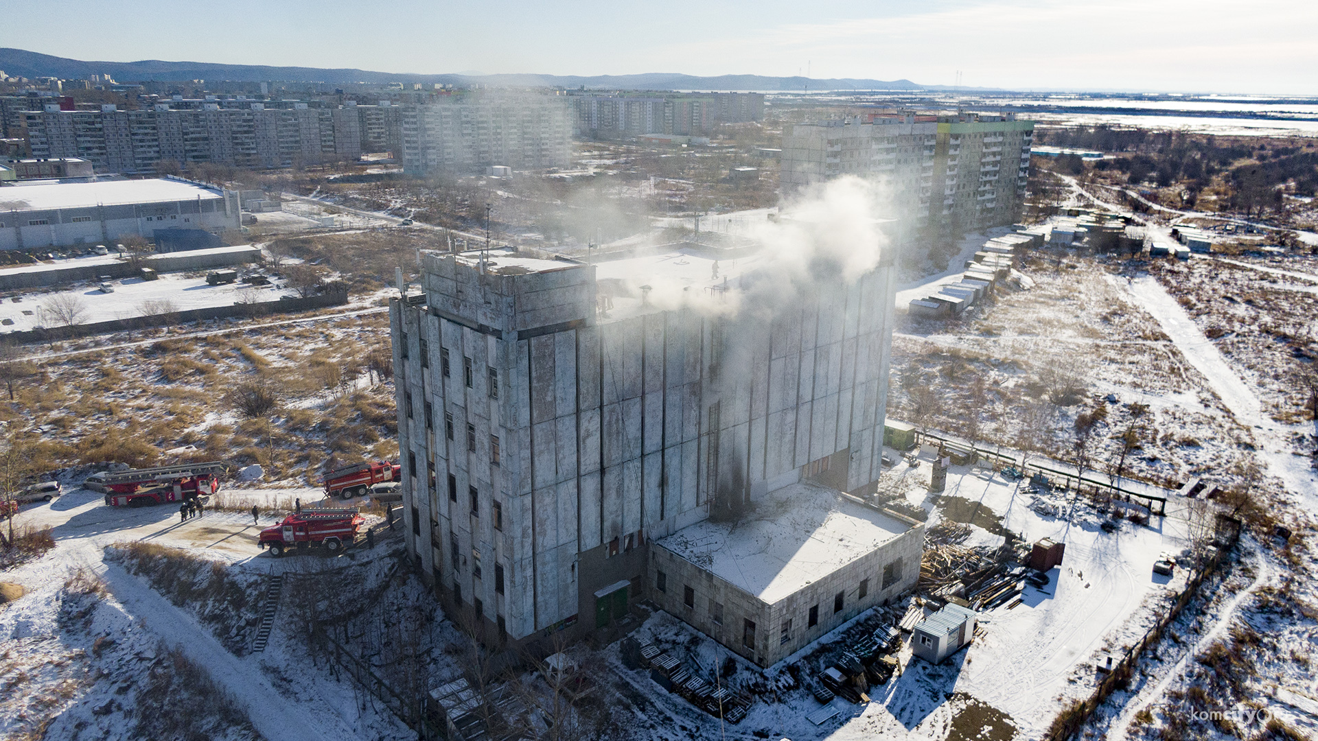 В результате пожара на тёплой автостоянке пострадали несколько автомобилей