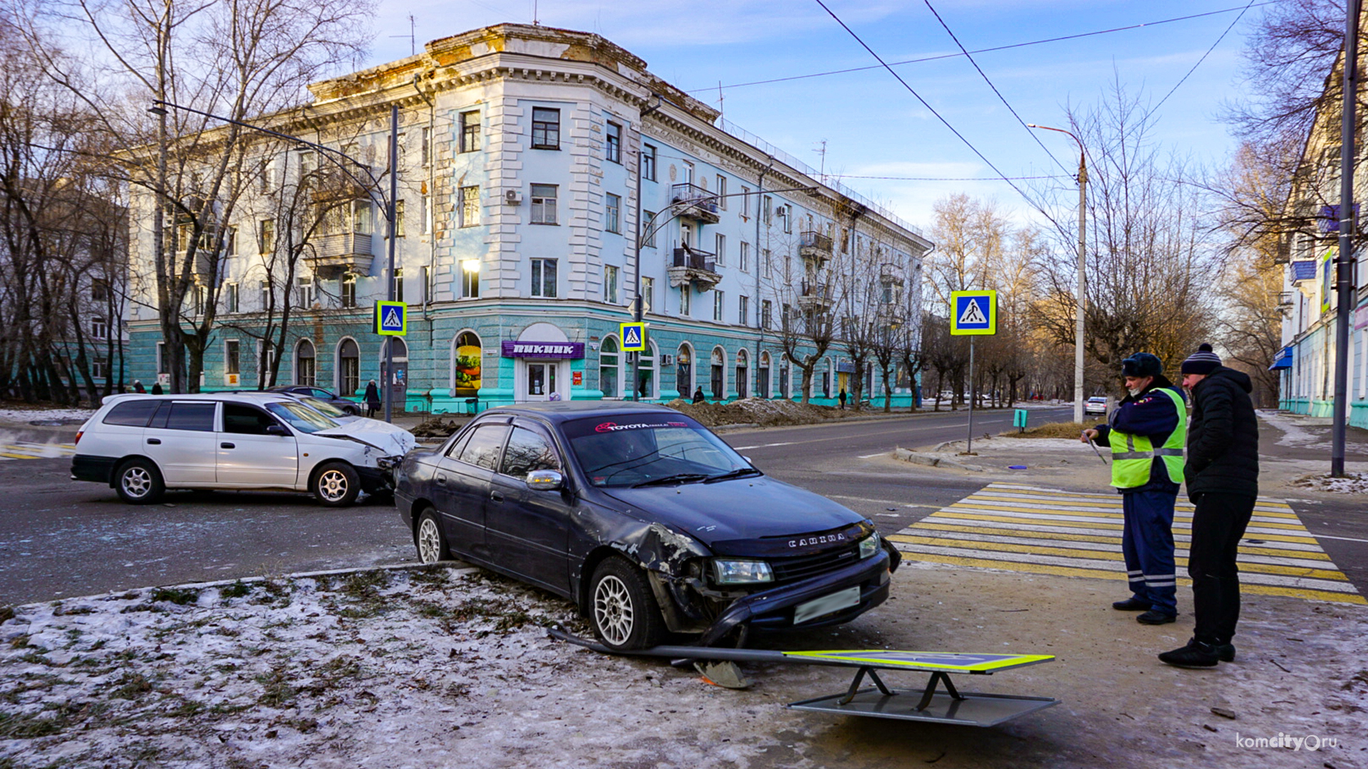 В столкновении на Калинина — Орехова пострадали водитель, две машины и дорожный знак