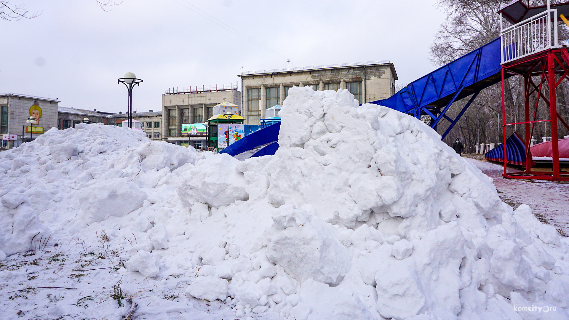 В город наконец-то завезли снег