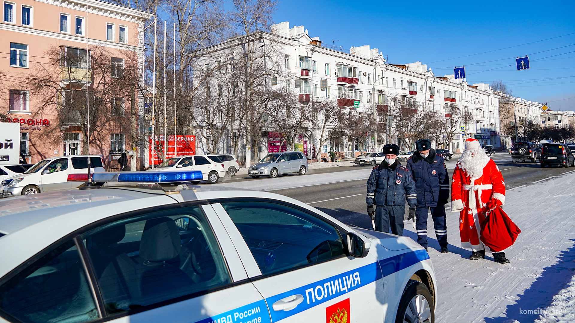 Инспекторы ГИБДД провели новогоднюю акцию, поздравив водителей с Новым годом