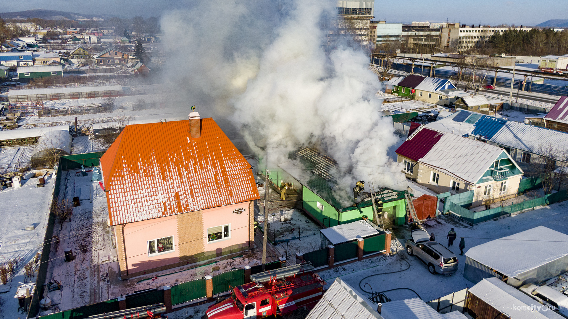 Пожарные спасли дорогой внедорожник из горящего гаража