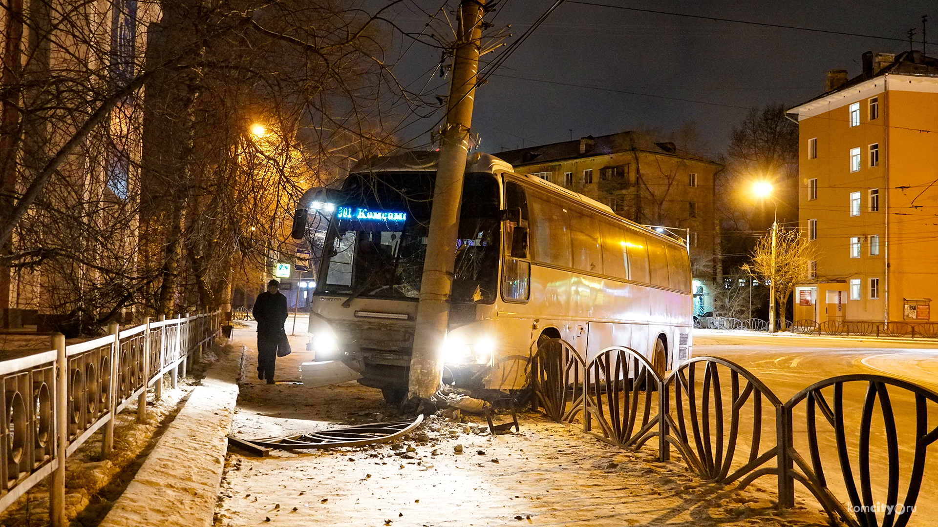 На Мира — Аллея Труда междугородний автобус вылетел на тротуар, пострадал столб