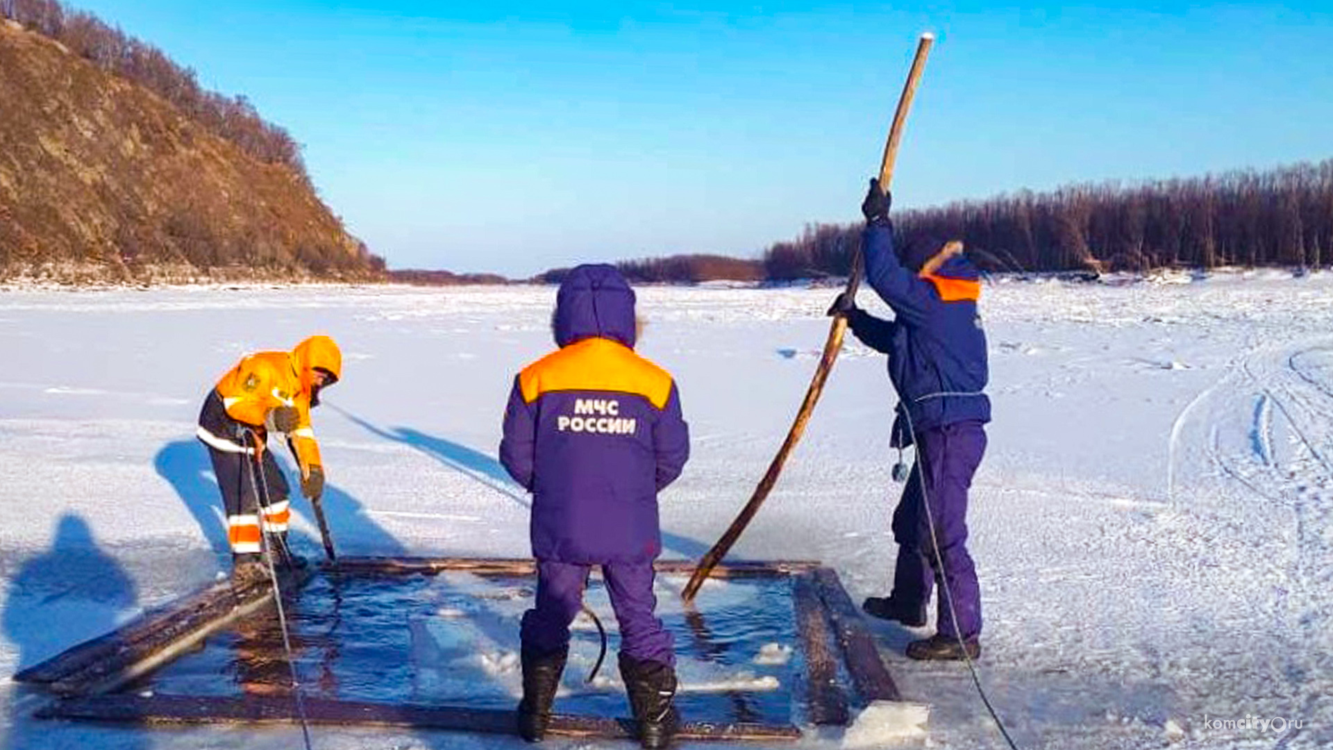 В Амурском районе машина провалилась под лёд, водитель пропал