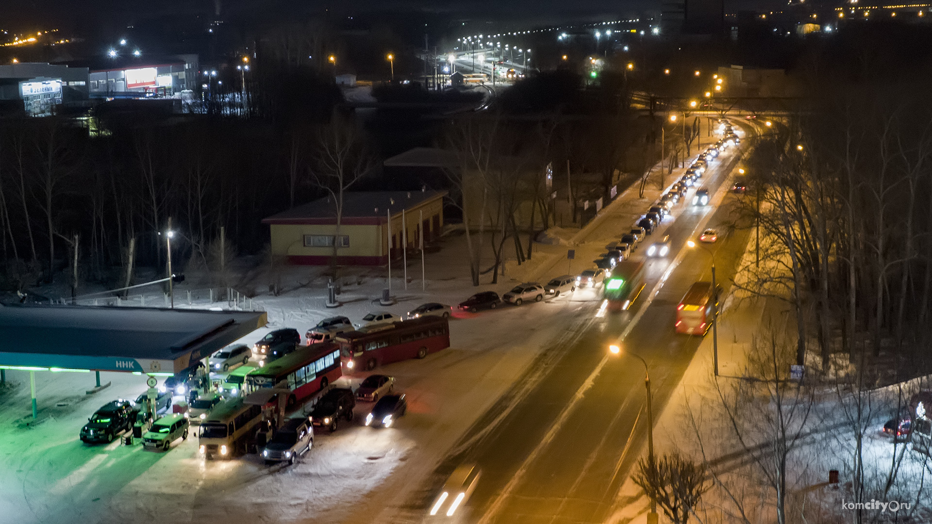 Прождать час — не предел: на заправках Комсомольска продолжают скапливаться длинные очереди