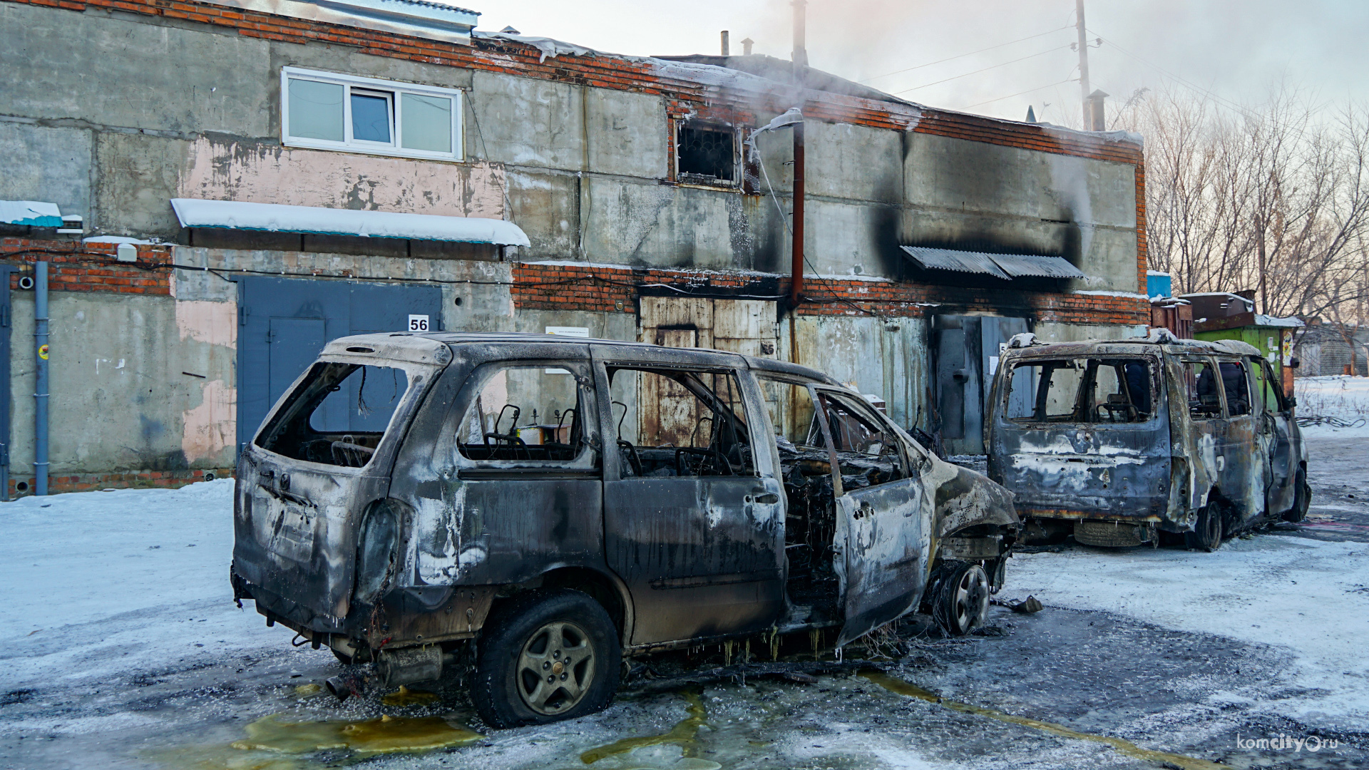 В результате пожара в автокооперативе погиб человек и сгорели две машины