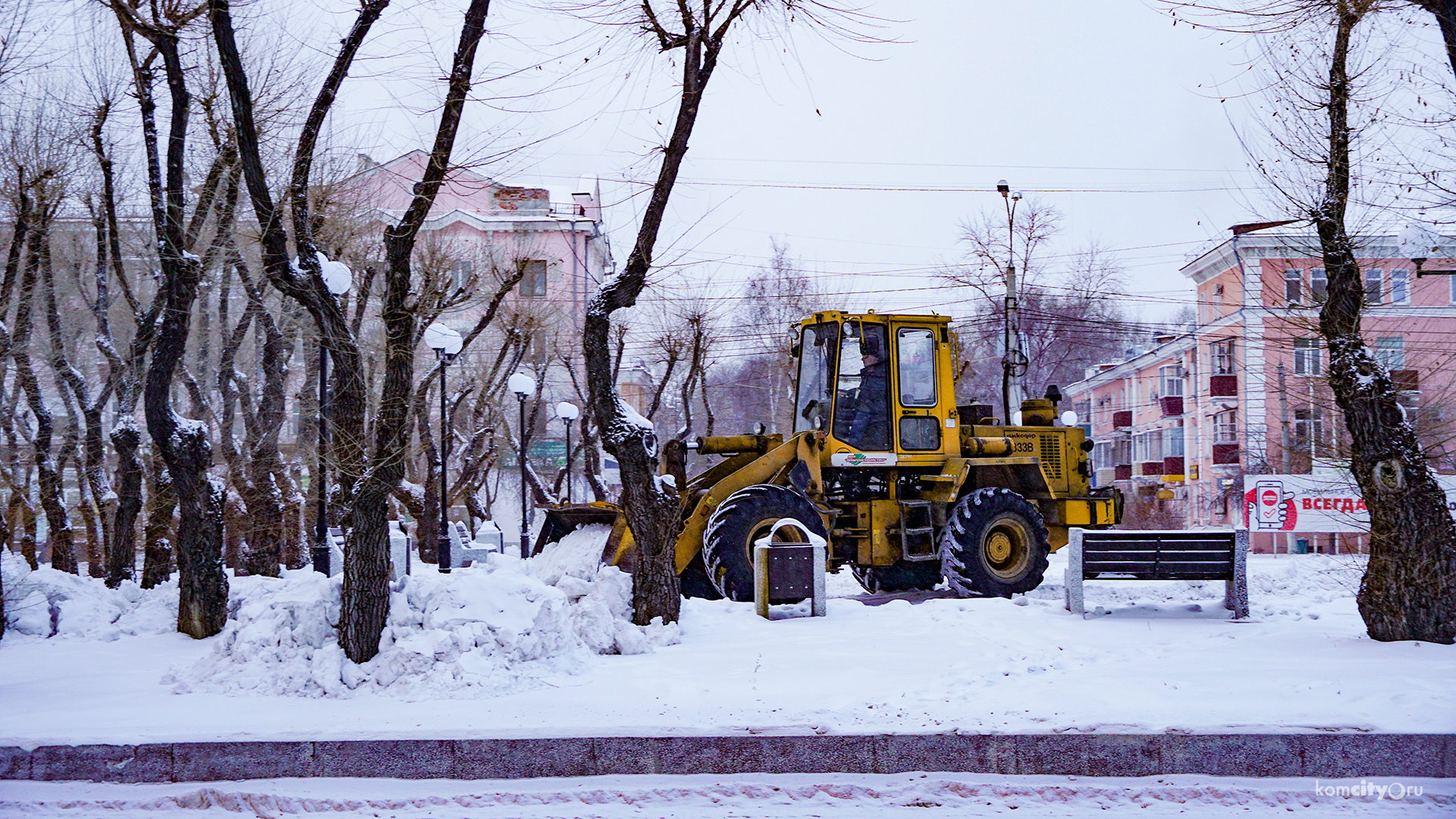 На площади Ленина происходят странные вещи — её чистят второй день подряд, несмотря на идущий снег