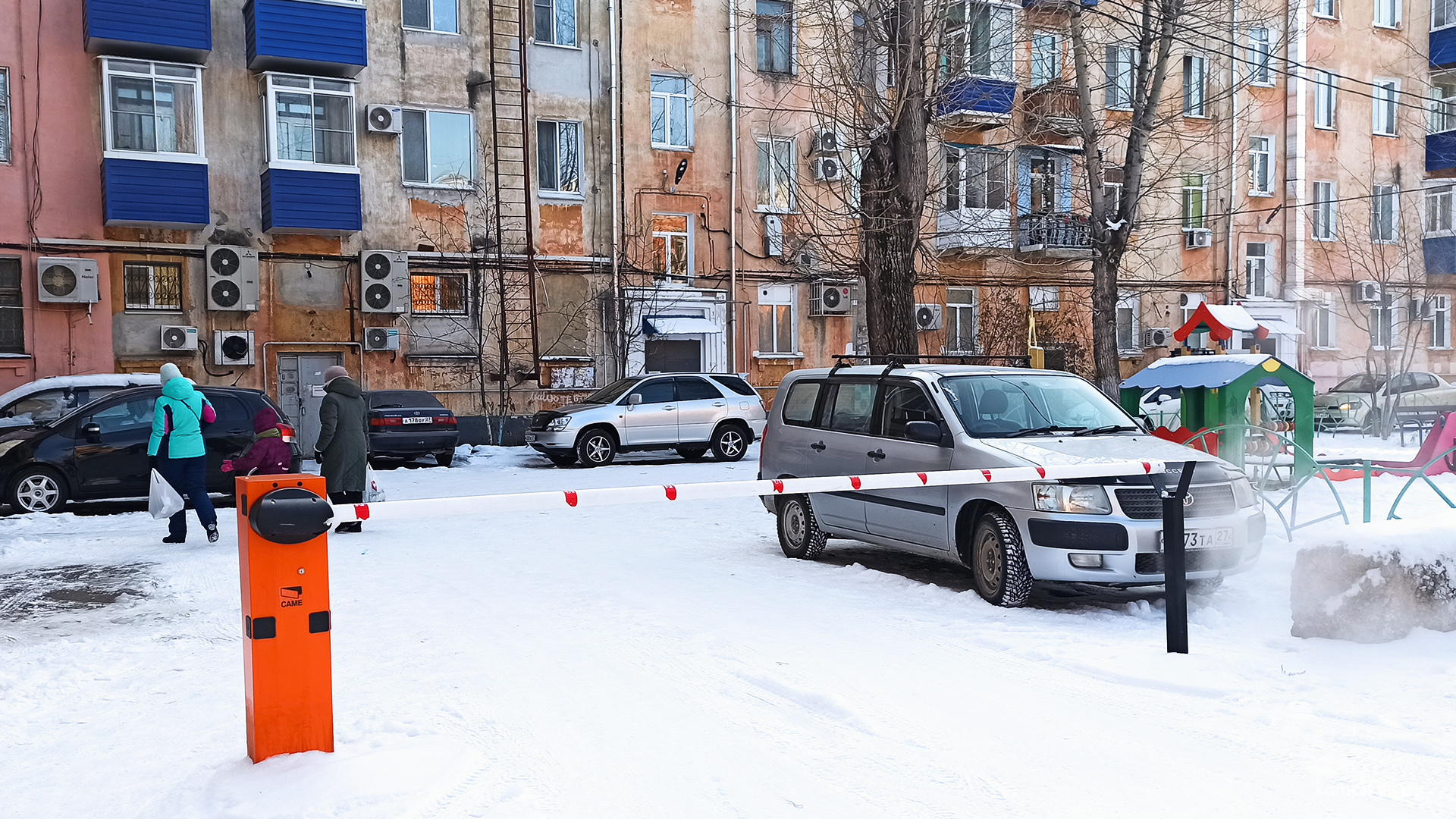 В Комсомольске началась работа по демонтажу шлагбаумов и бетонных блоков во дворах