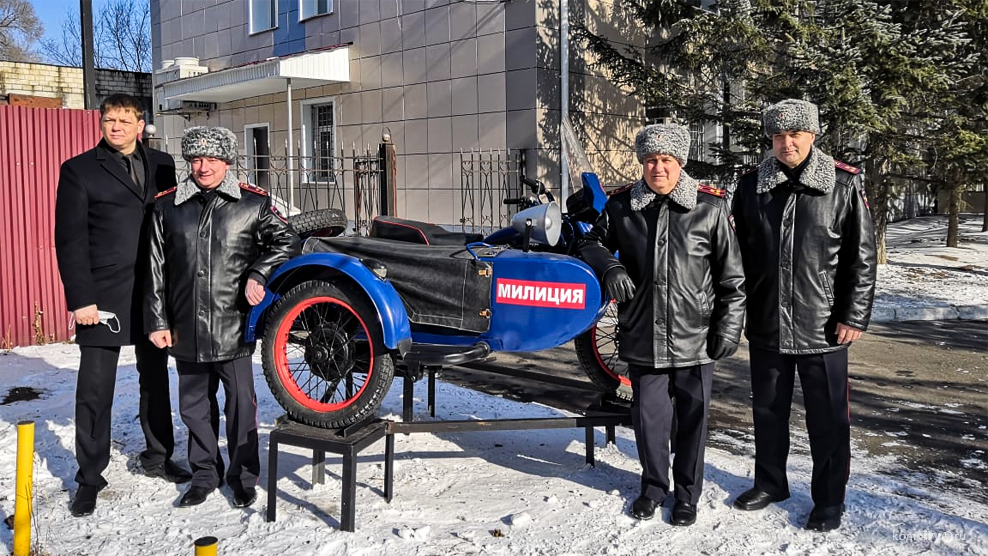 В Биробиджане торжественно открыли памятник советскому мотоциклу, приехавший из Комсомольска