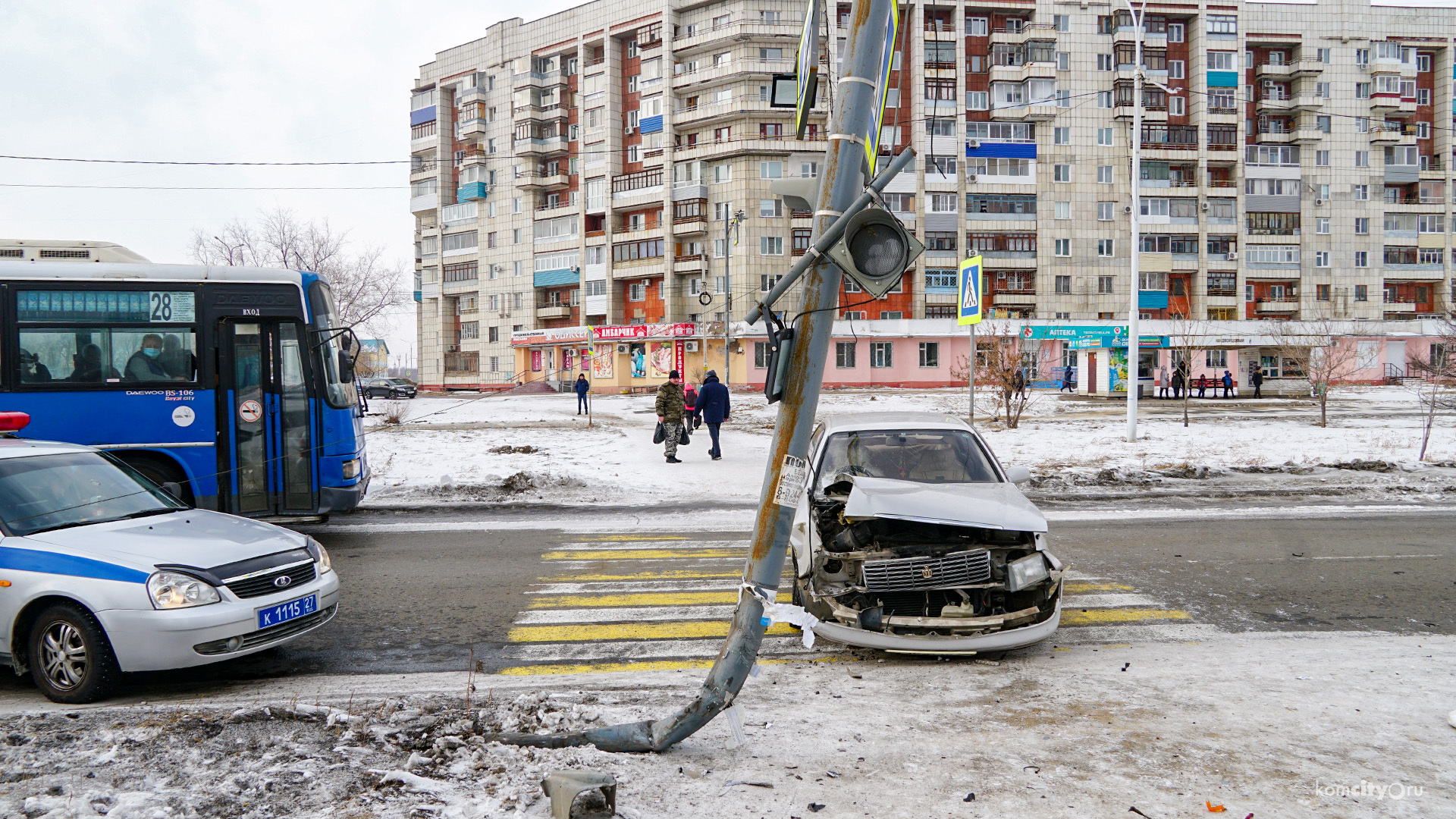 На проспекте Победы «Кроун» и «Карина» не поделили дорогу, а крайним оказался столб