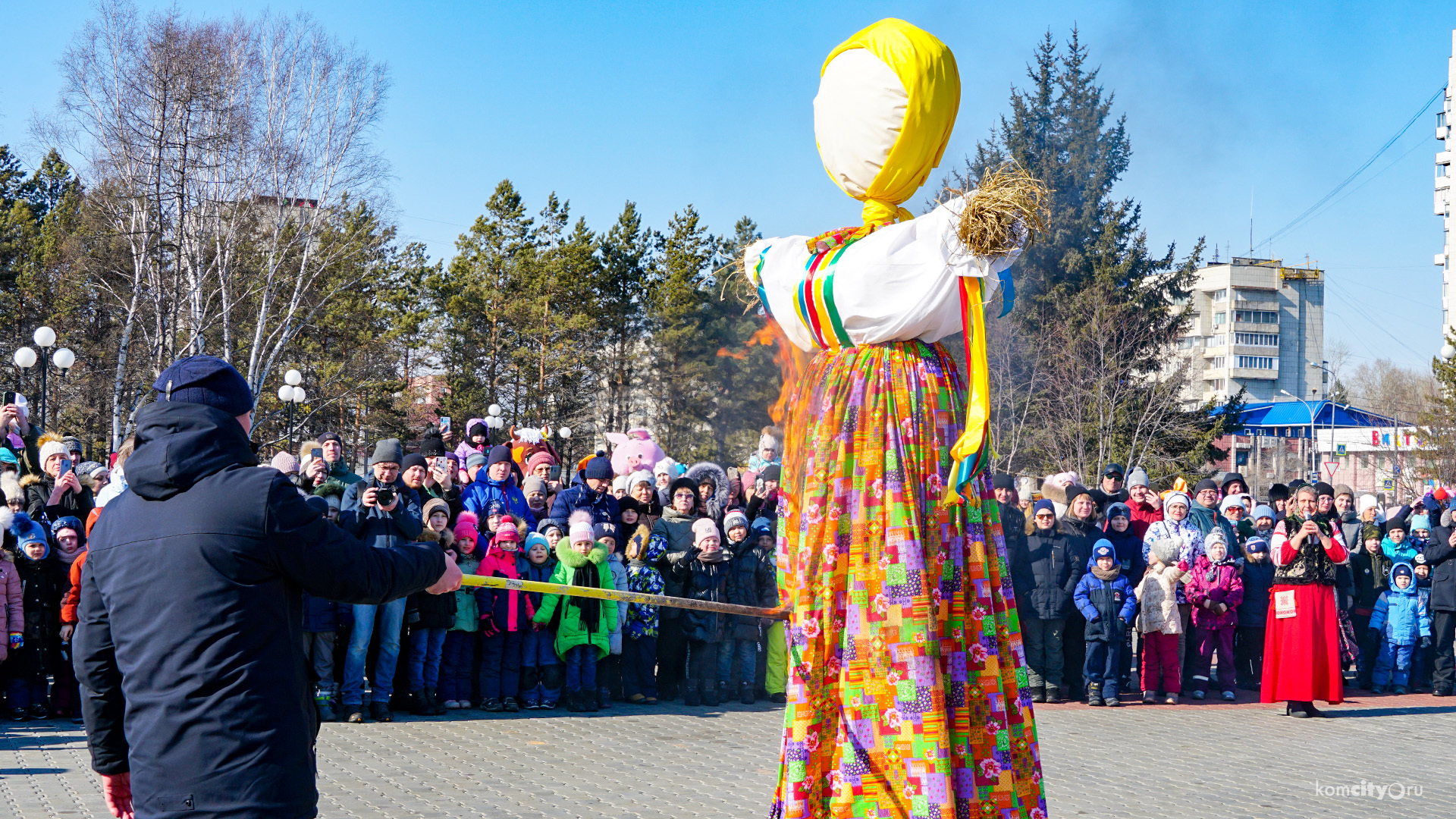 Песнями и плясками отметили Масленицу на Драмтеатре