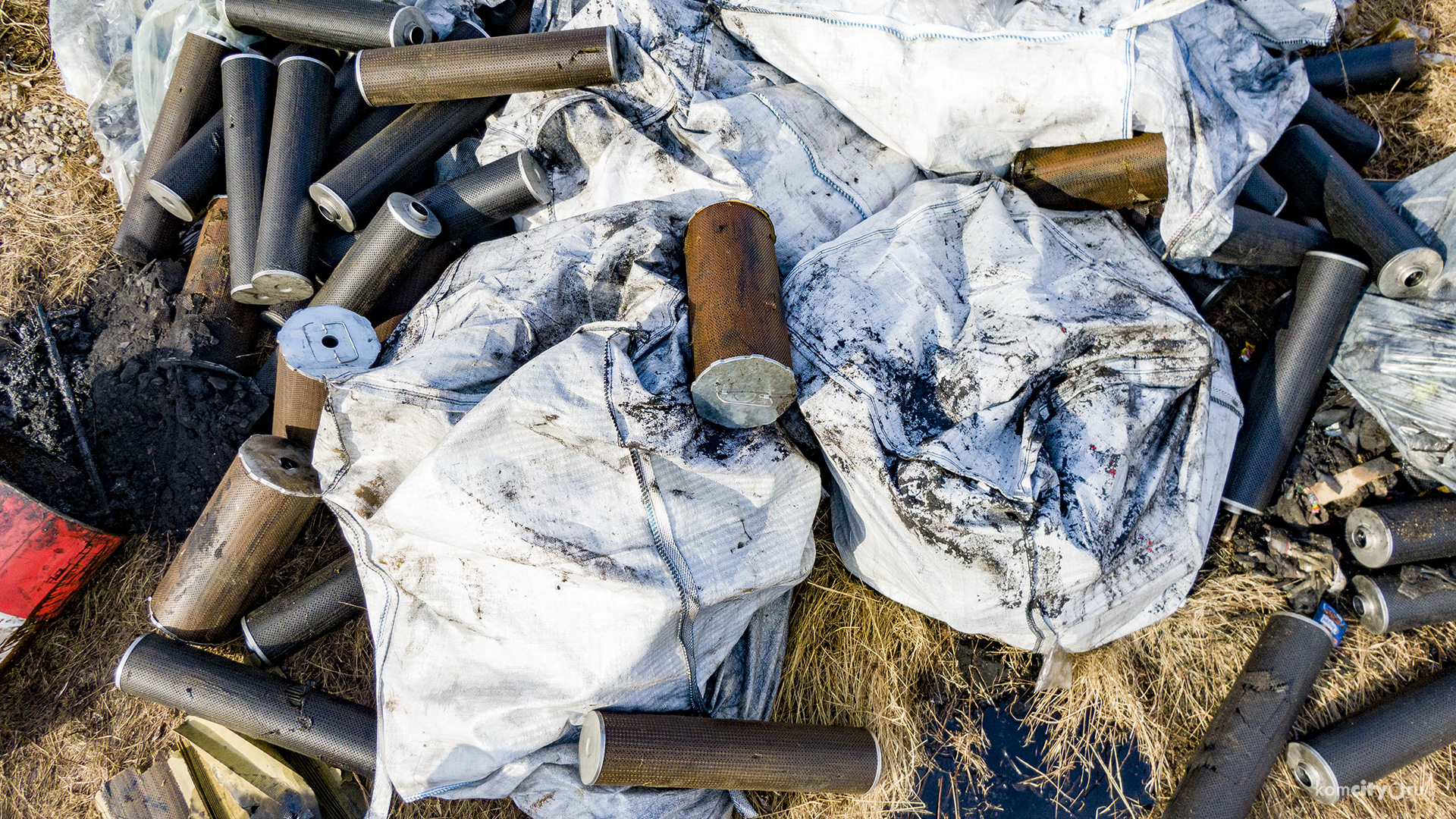 Свалку токсичных отходов и нефтепродуктов нашли в русле реки Бочин