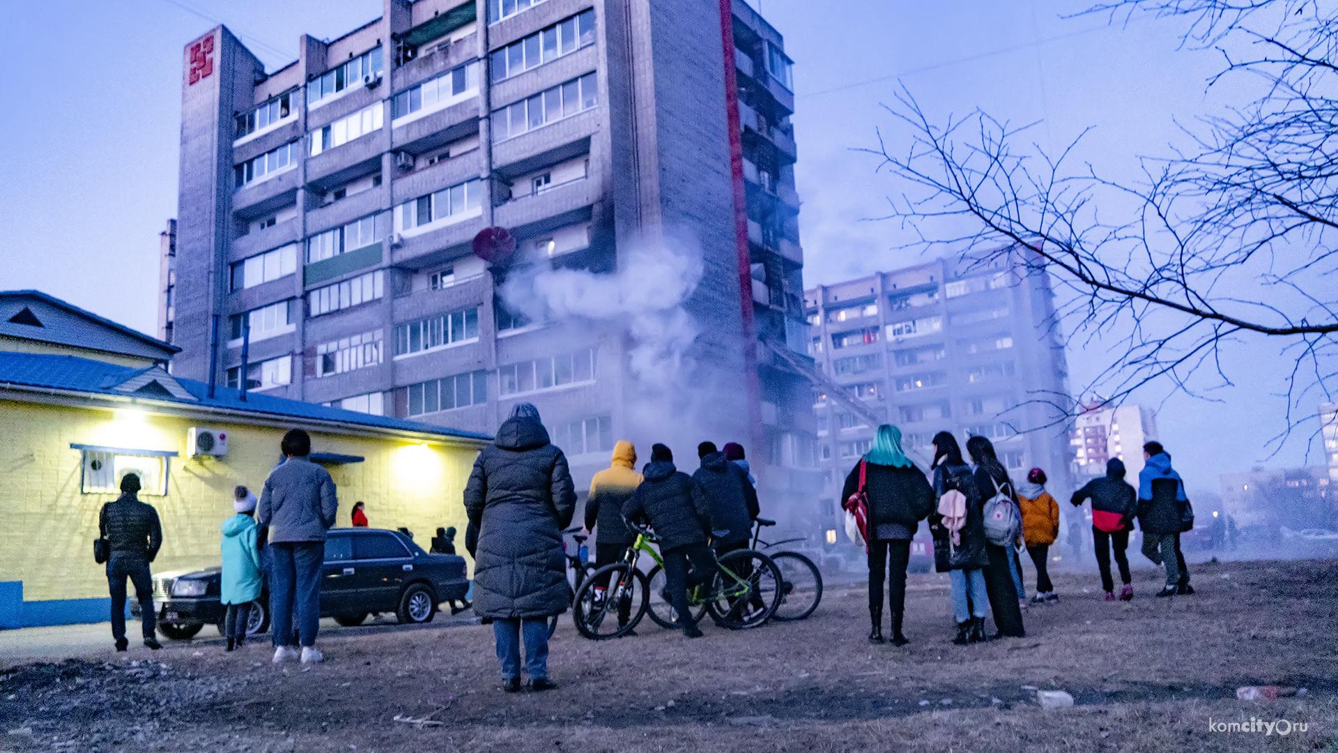 На Лазо пожарные тушат серьёзный пожар в малосемейке, есть погибший