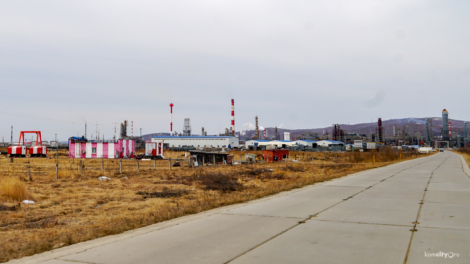 Суд обязал нефтезавод демонтировать китайский городок у «бетонки»