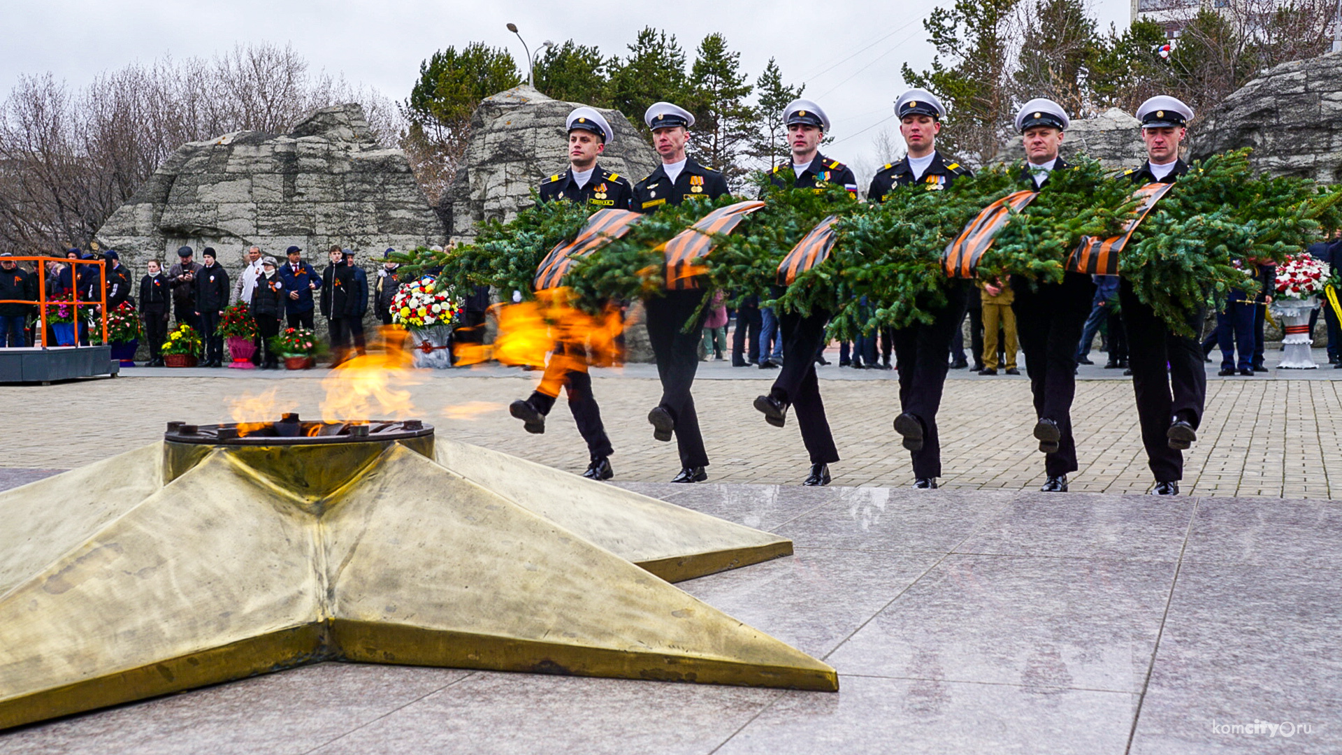 Память павших на войне почтили минутой молчания на Мемориальном комплексе