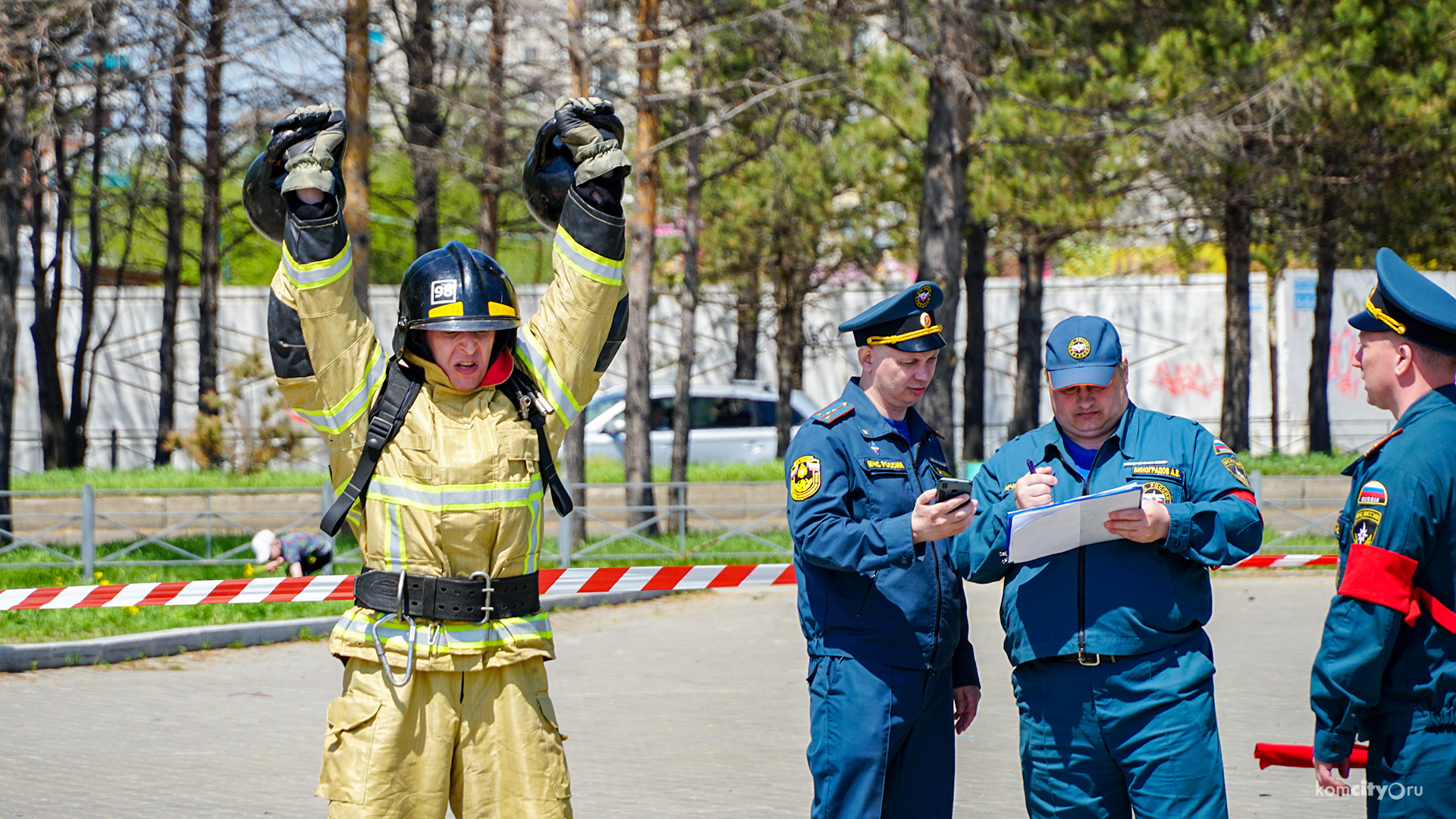 Пожарный кроссфит на Театральной площади — Видео от Komcity.ru