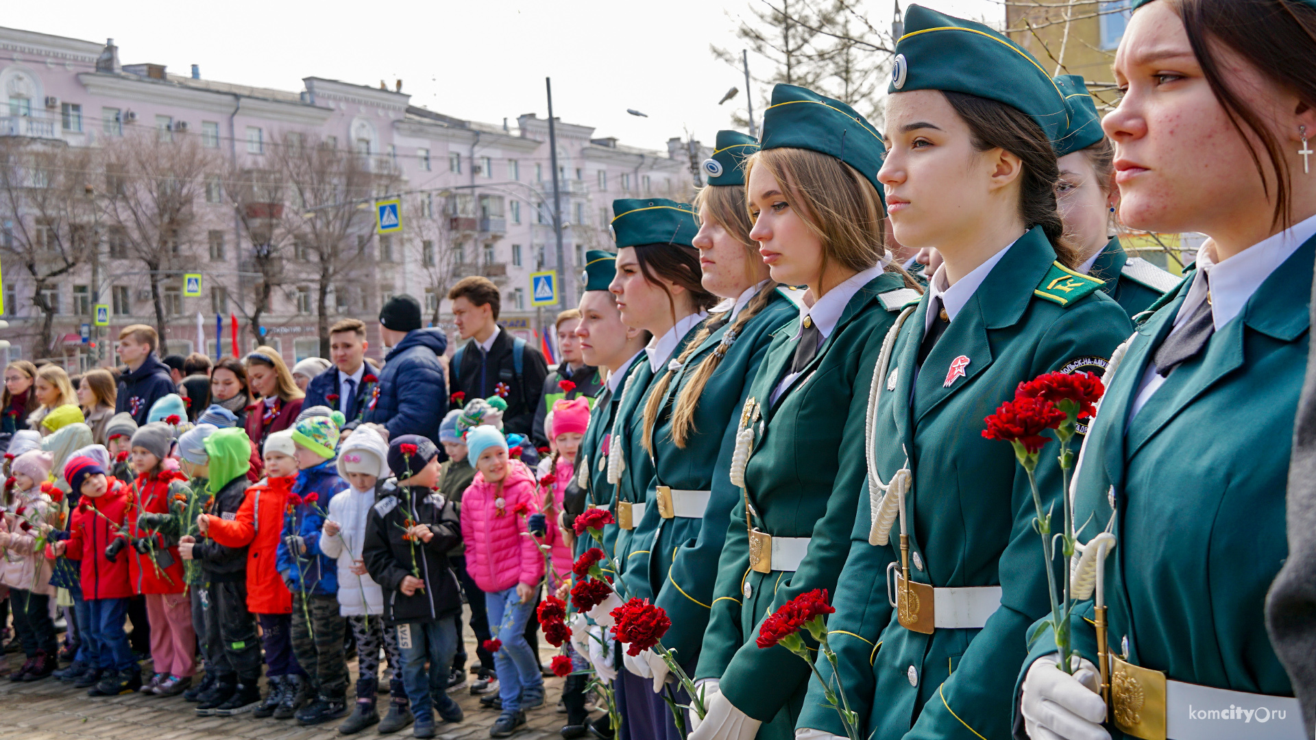 К бюсту Алексея Маресьева возложили цветы