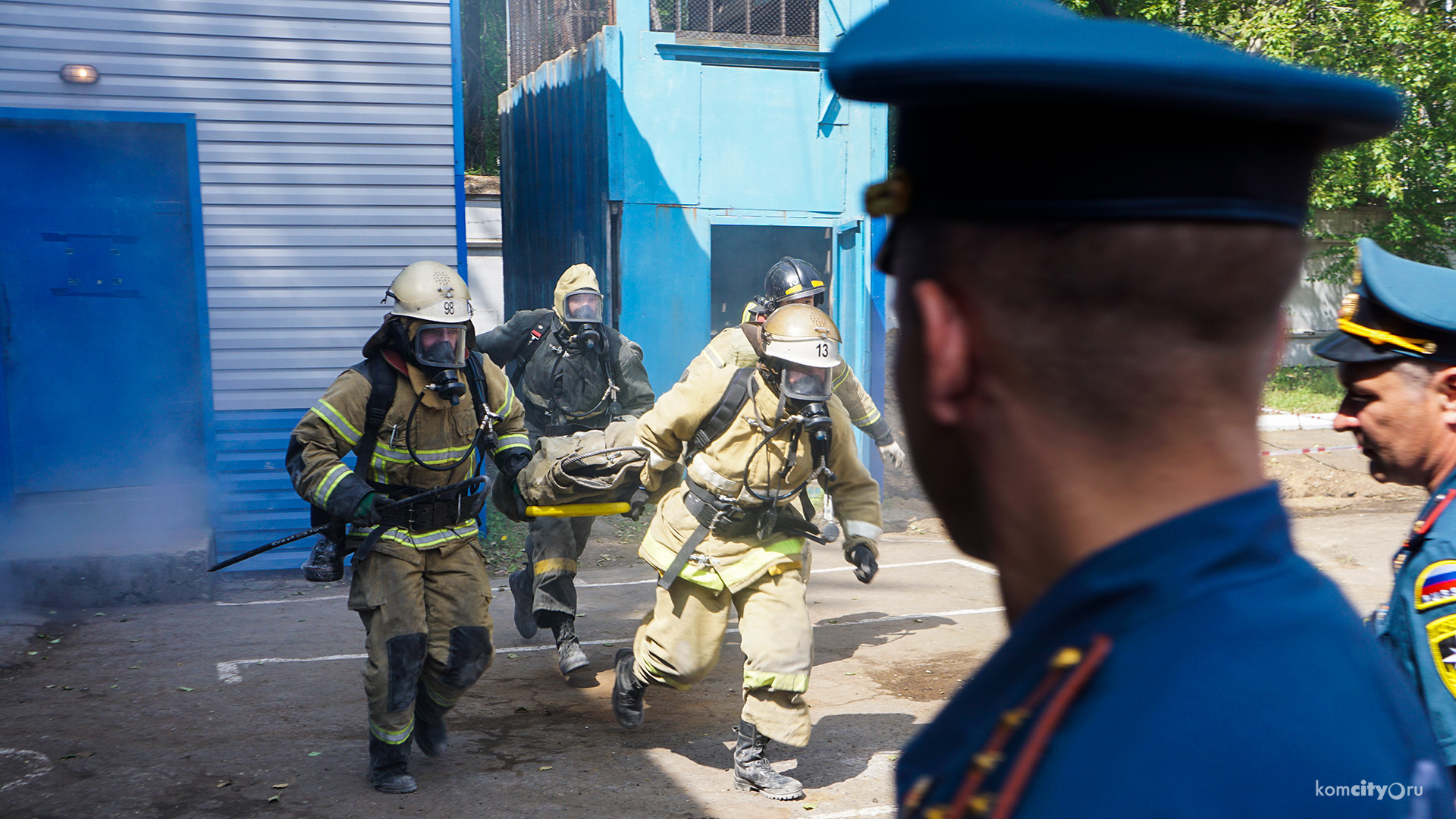 Участники пожарных соревнований спасли манекен из «музыкального» дыма