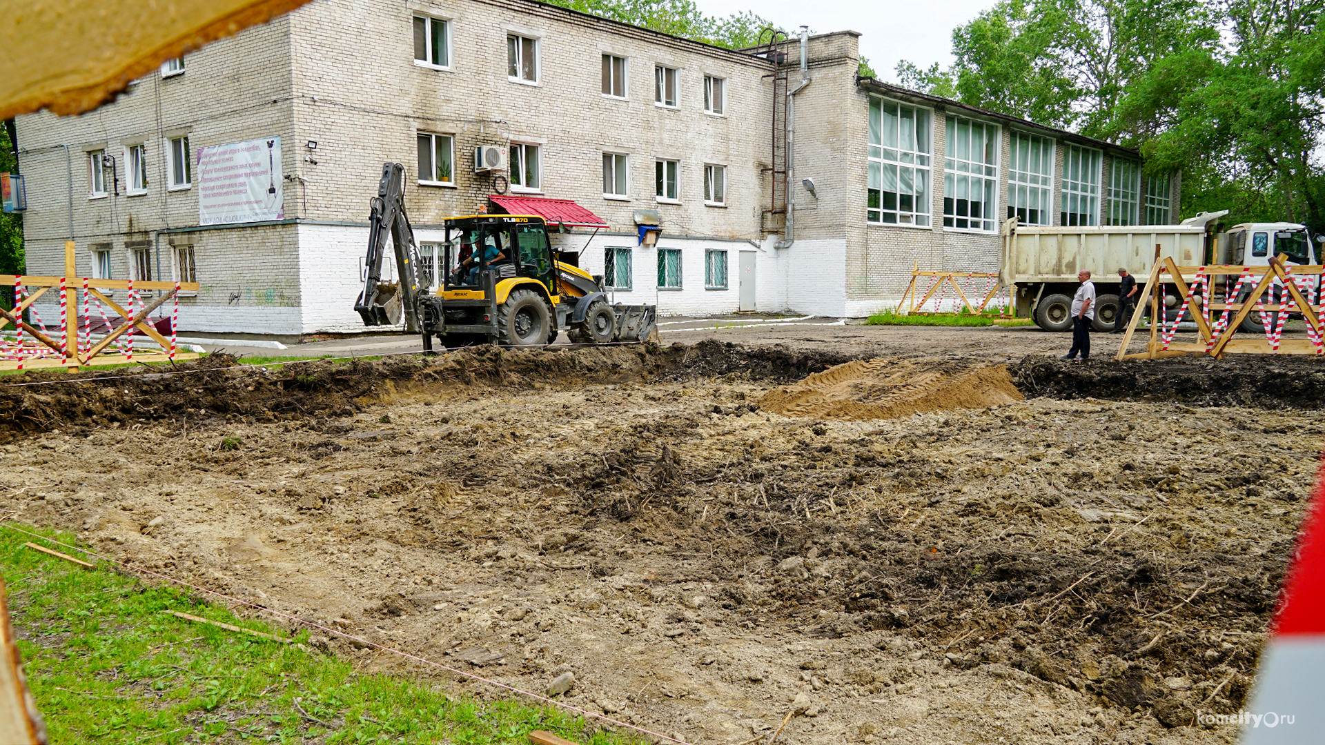 В парке «Строитель» приступили к строительству новой спортплощадки