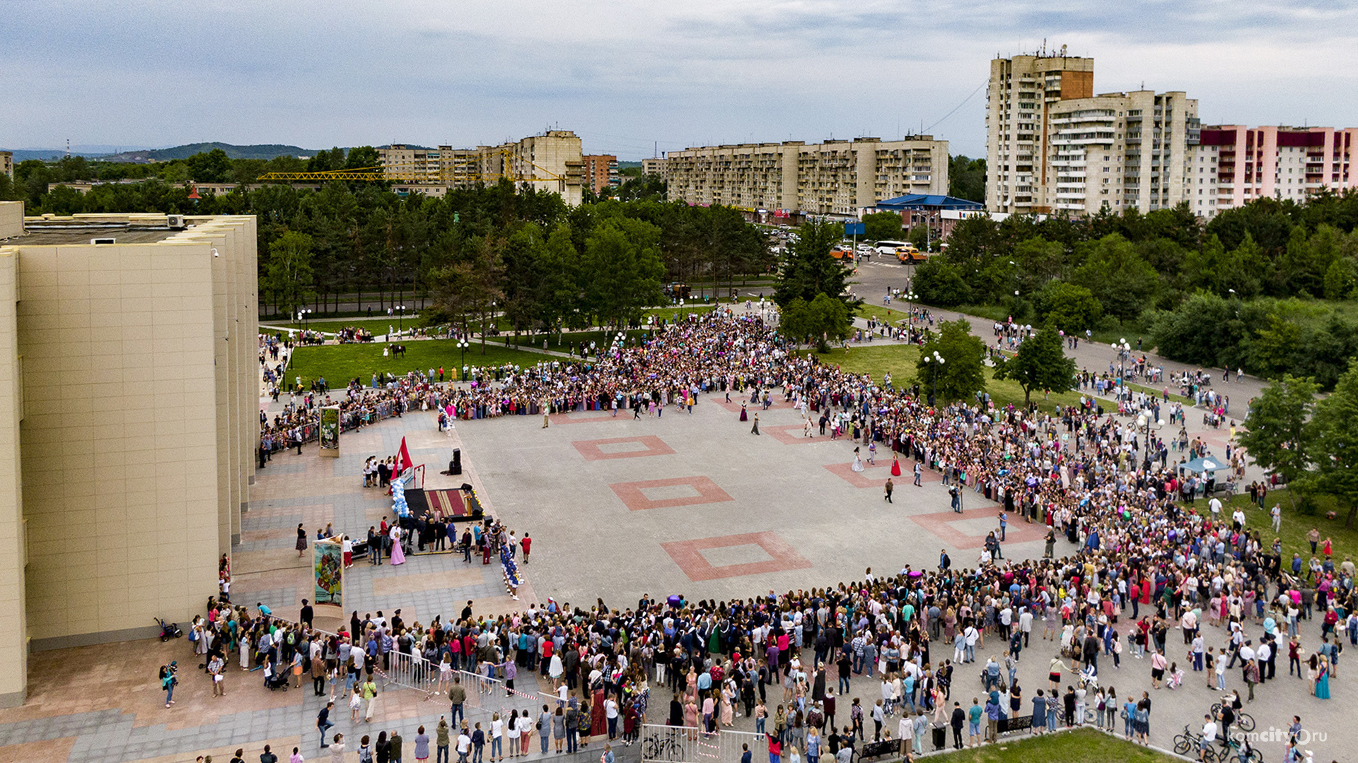 В День города в Комсомольске перекроют дороги, а уже сегодня закрыли въезд на парковку у Драмтеатра