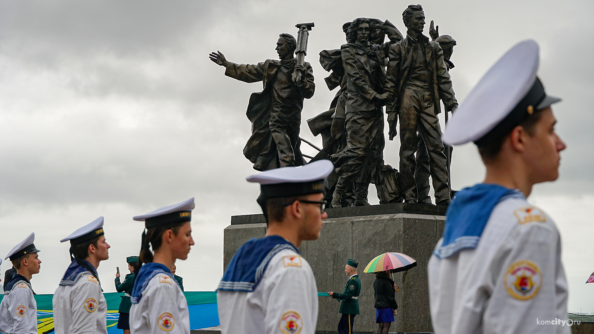 К памятнику Первостроителей в День города возложили цветы