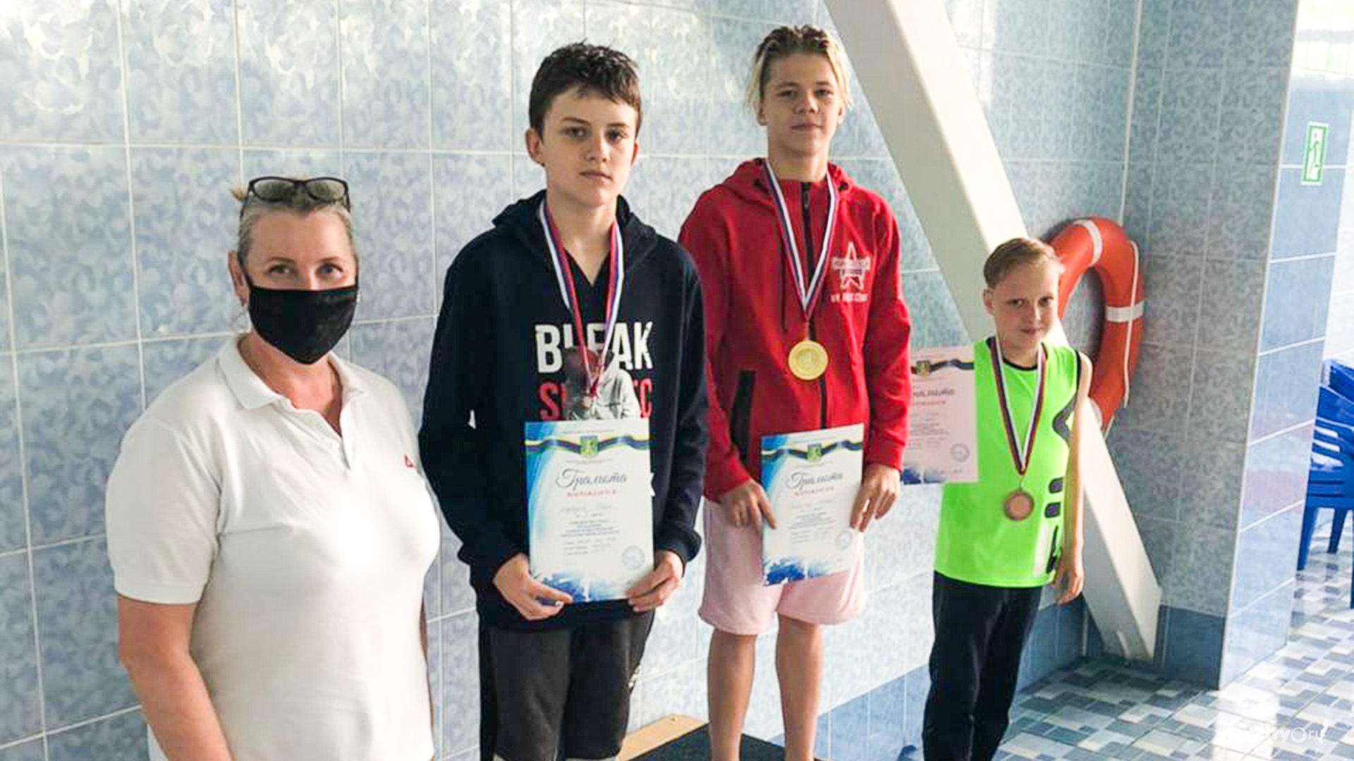 Две сотни медалей разыграли на городских соревнованиях по плаванию
