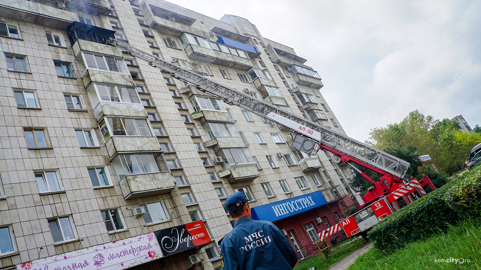 Пожарный переполох на Первостроителей — огнеборцы потушили горящий балкон на седьмом этаже