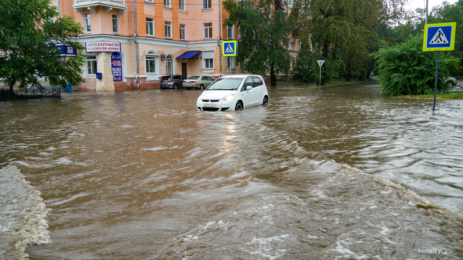 Тропический ливень затопил улицы Комсомольска