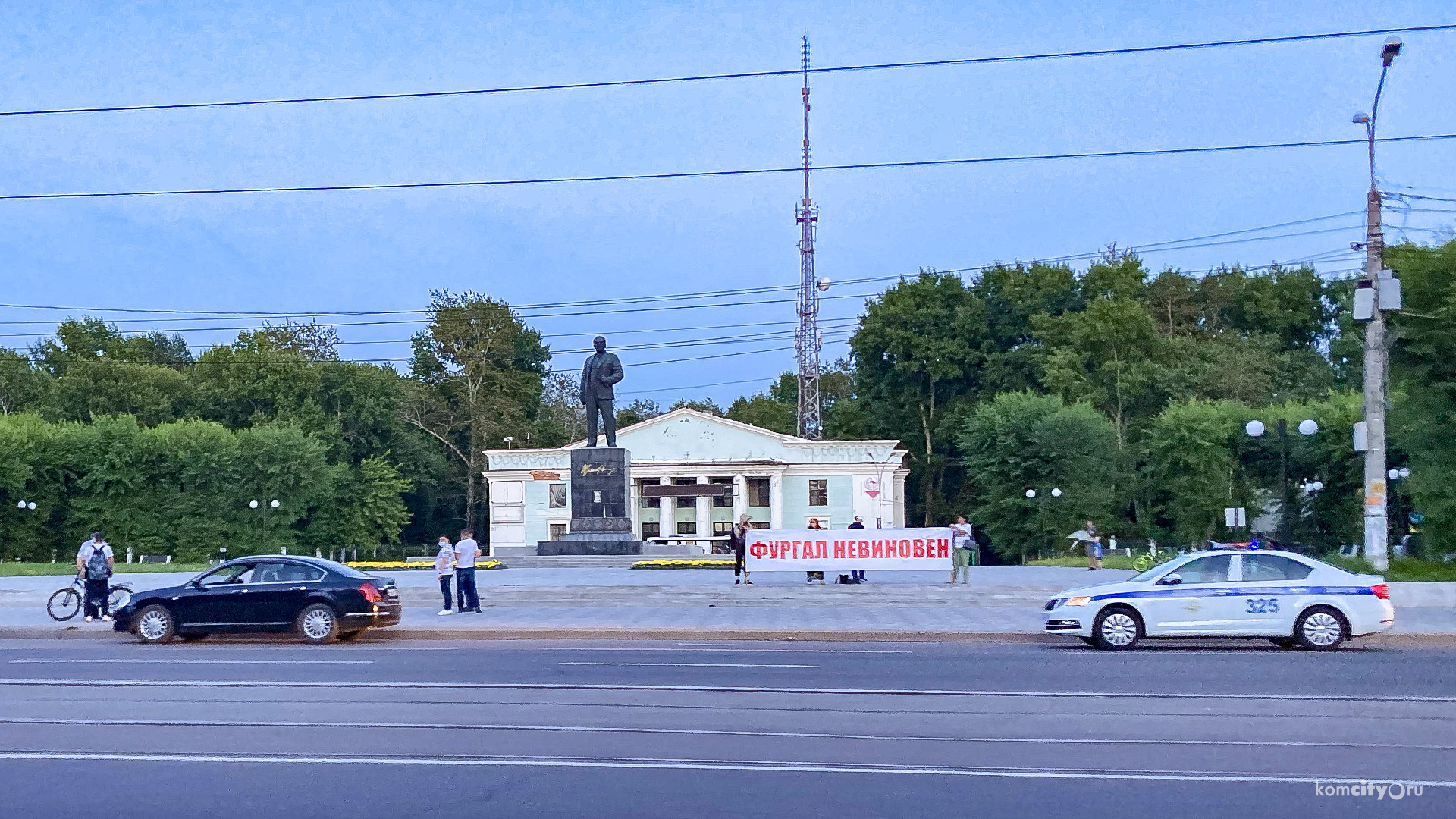 «Невиновен»: В годовщину задержания Фургала на площади Ленина устроили две акции в его поддержку