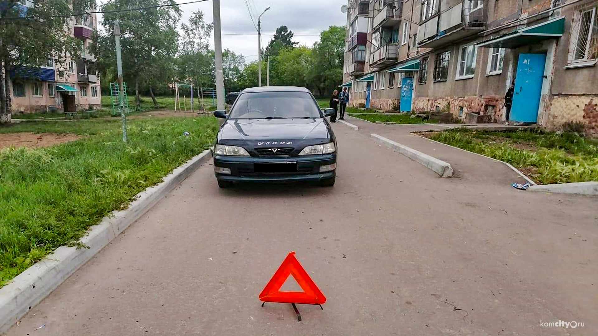 В Таёжке трёхлетняя девочка, выбежавшая на дворовую дорогу перед машиной, получила серьёзную травму