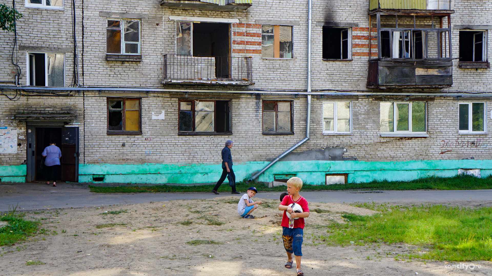 Или сгорим, или замёрзнем: Многодетные семьи не могут покинуть аварийный дом из-за пустых сертификатов