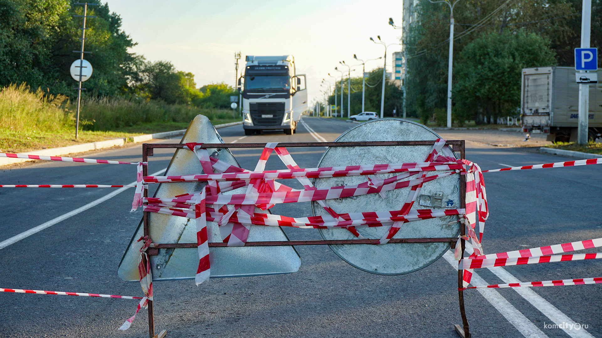 На перекрёстке Дзержинского — Интернационального в связи с установкой труб перекрыто движение