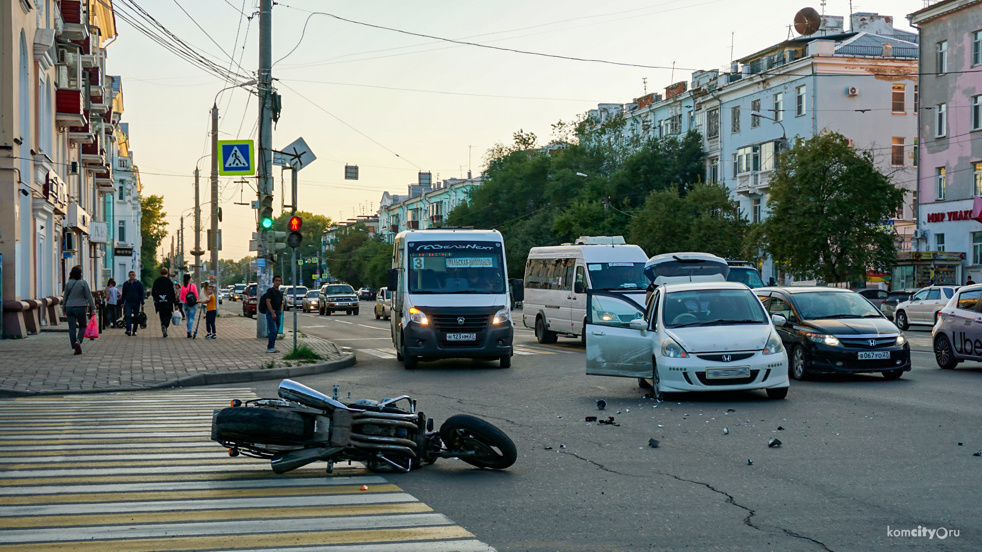 На площади Ленина невнимательный мотоциклист протаранил поворачивающий Фит