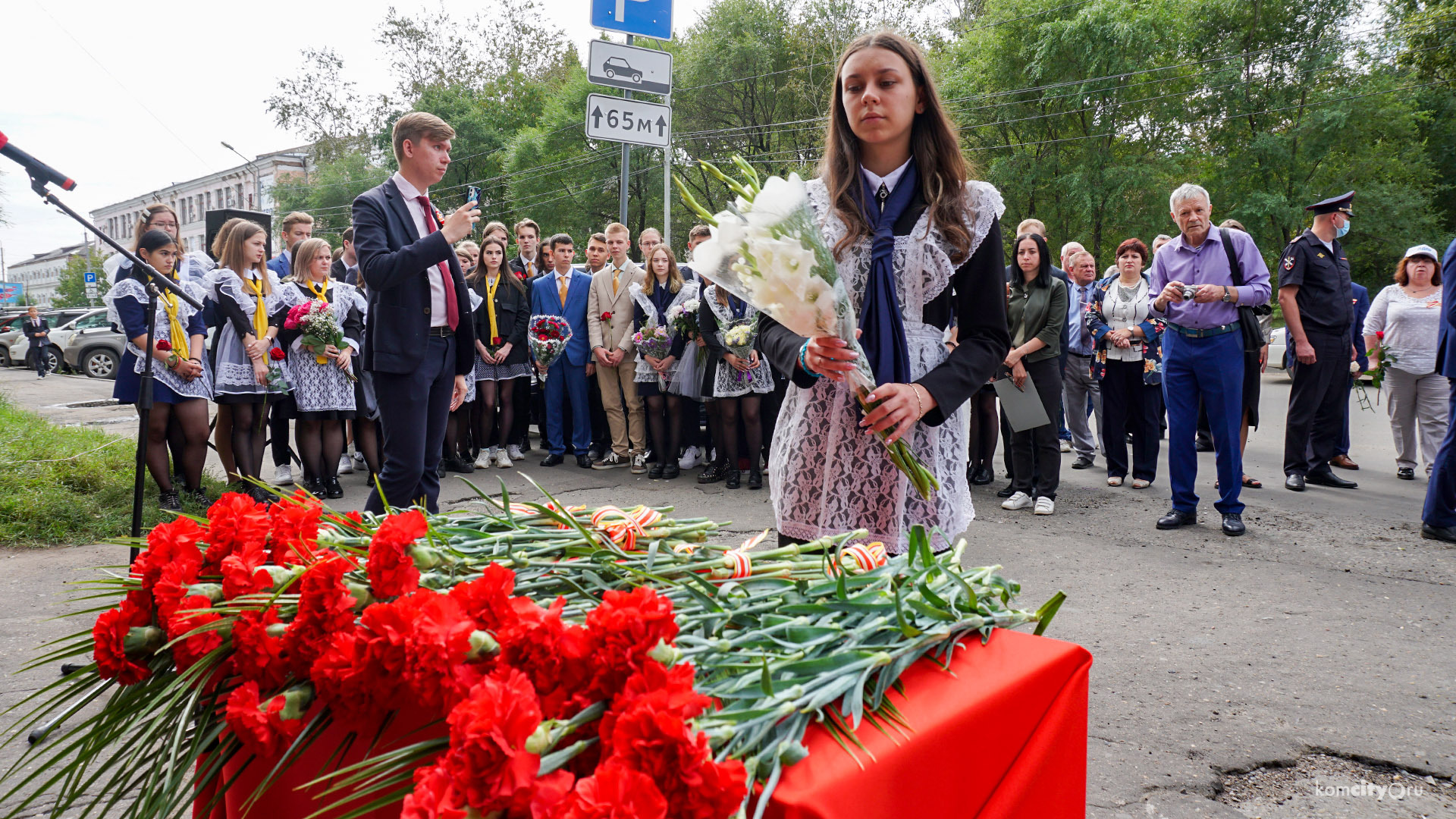 В память о жертвах Беслана комсомольчане возложили цветы к мемориальной доске Михаила Васянина