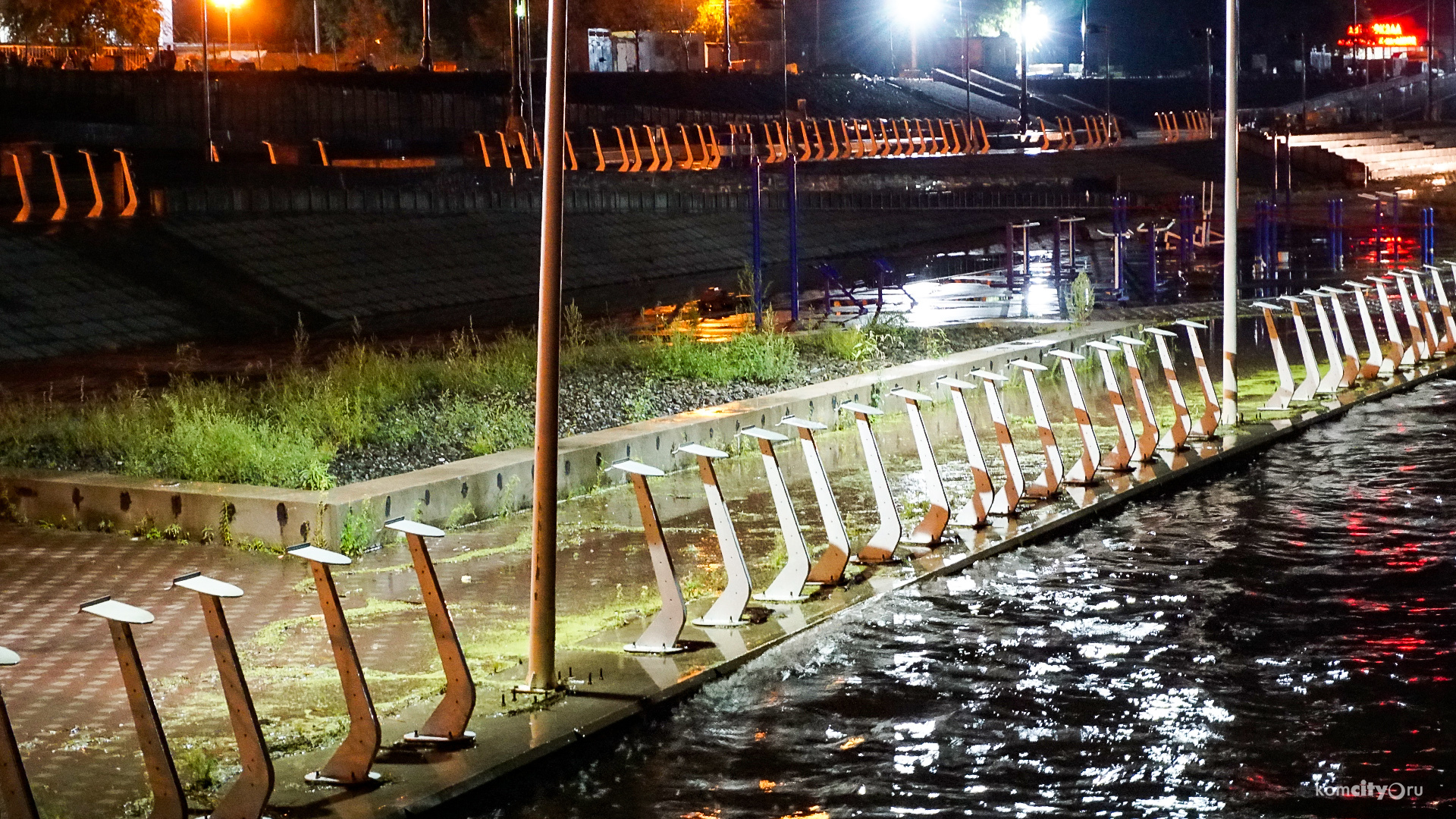 Вода начала захлёстывать городскую Набережную