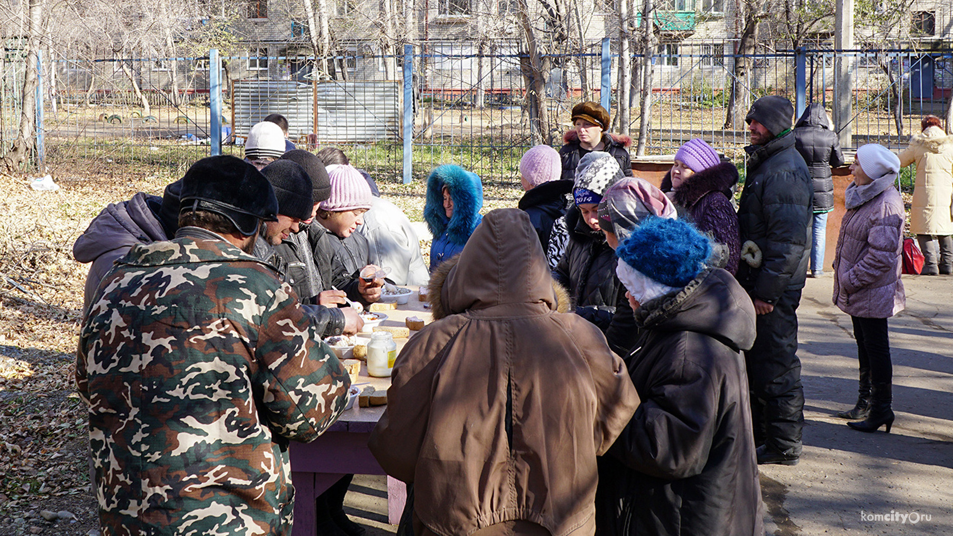 С наступлением холодов бездомных в Комсомольске снова накормят бесплатными обедами