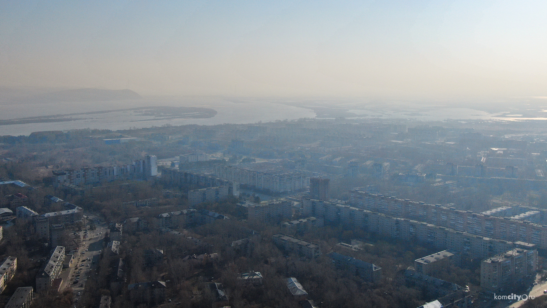 Город затянуло дымом от лесного пожара в районе Хурмулей