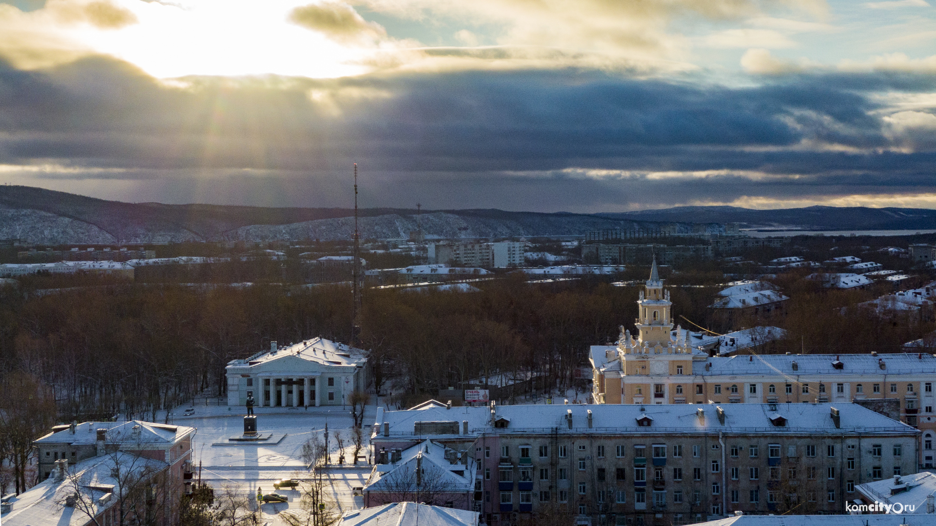 Как будут работать городские организации и учреждения на новогодних выходных — список