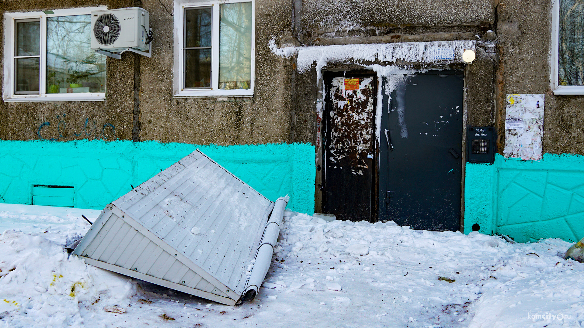 В городе продолжают падать подъездные козырьки — пока обходится без пострадавших