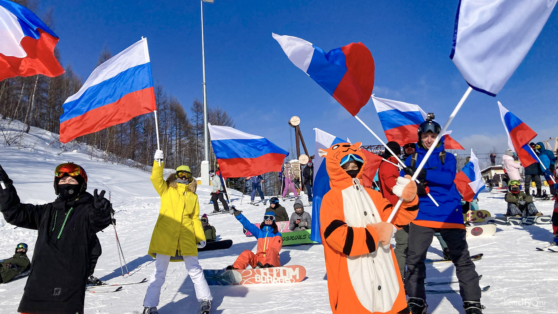 В поддержку Олимпийцев на Холдоми устроили массовый спуск горнолыжников и сноубордистов