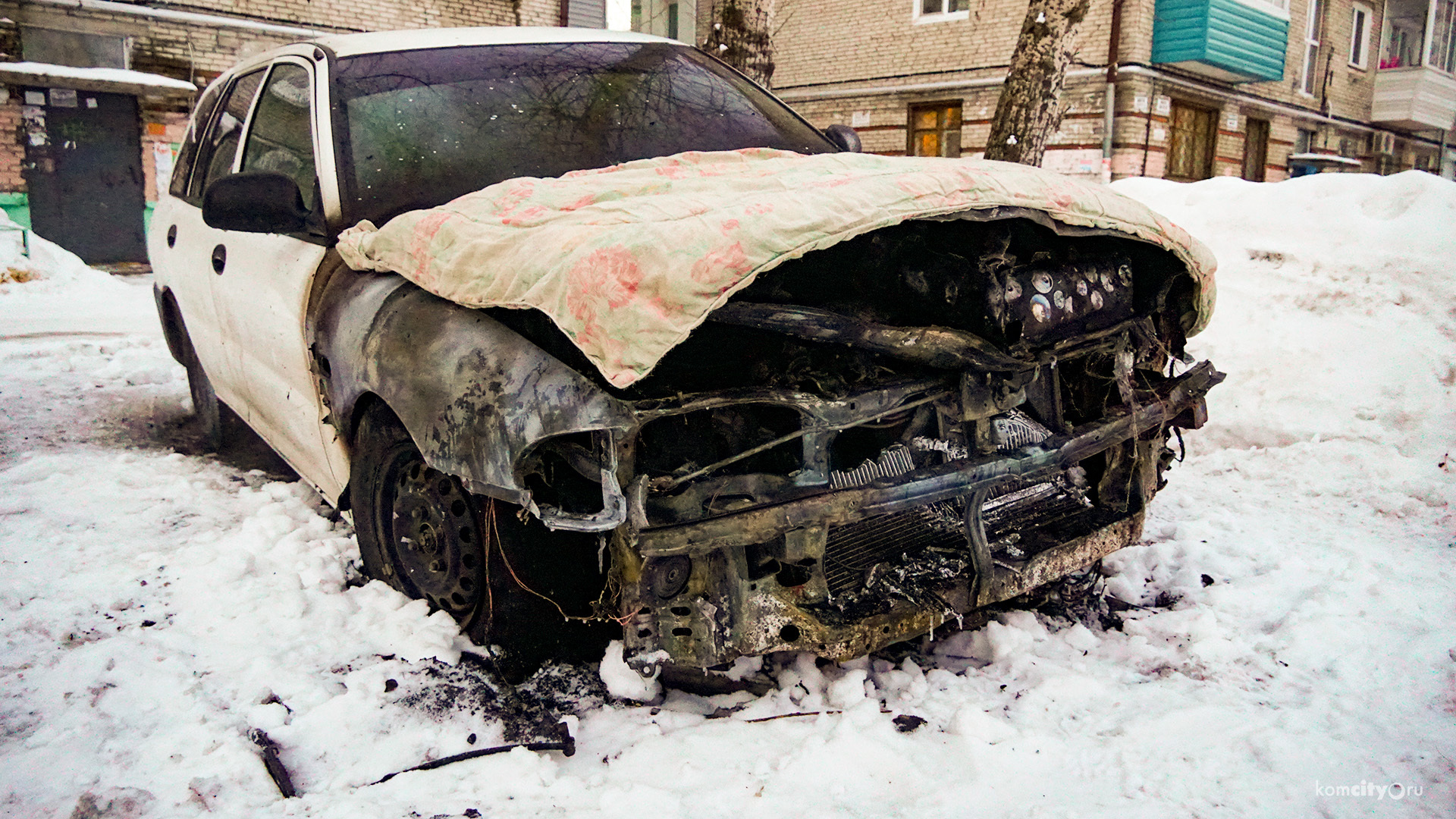 На Ленина сгорел припаркованный во дворе автомобиль