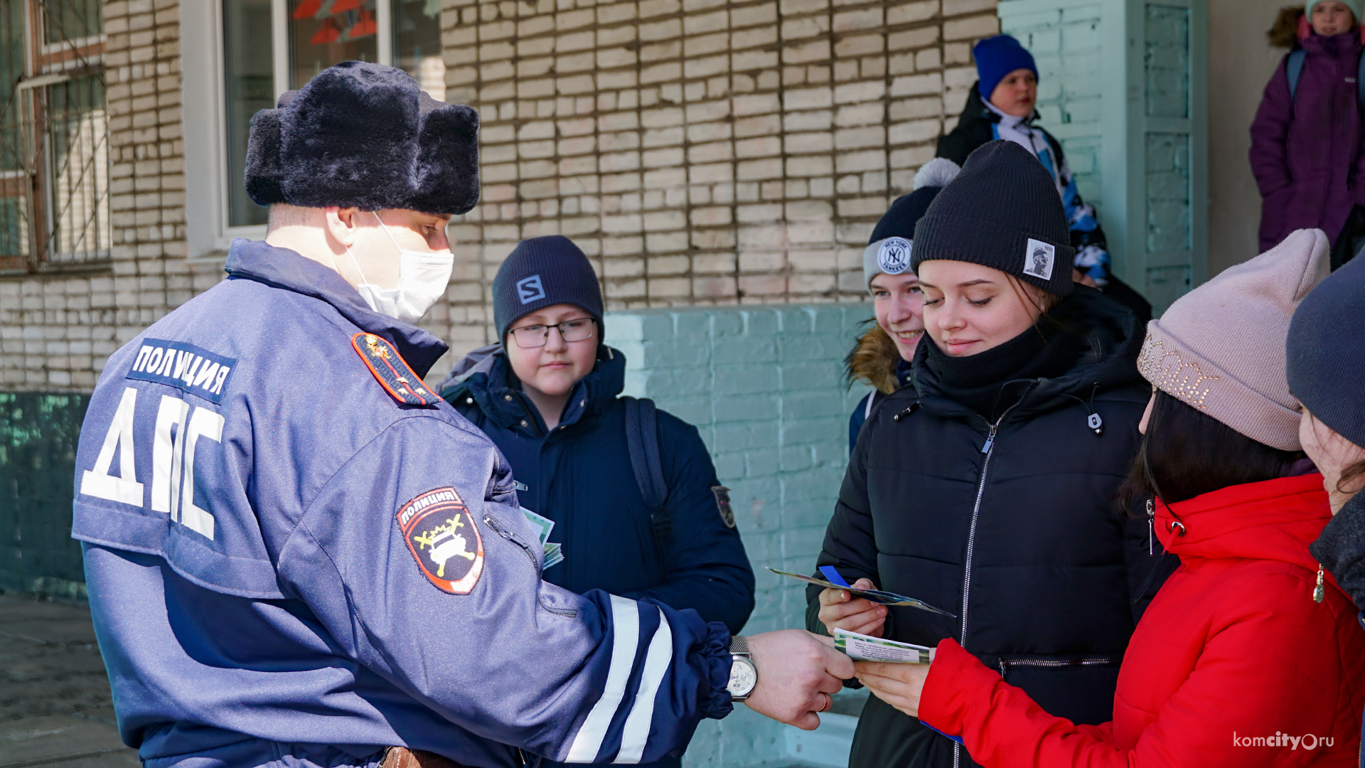 «Засветись!» — Волонтёры и инспекторы ГИБДД раздали школьникам светоотражатели